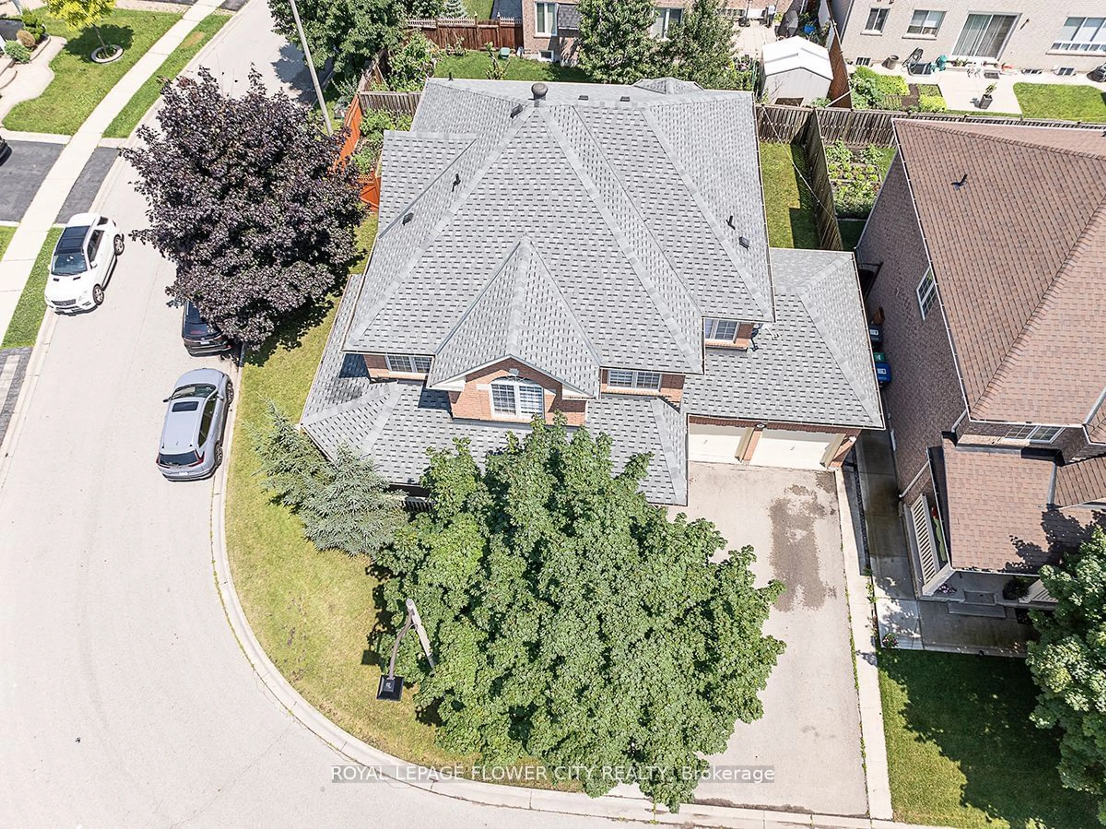 Frontside or backside of a home, the street view for 19 Maldives Cres, Brampton Ontario L6P 1L5