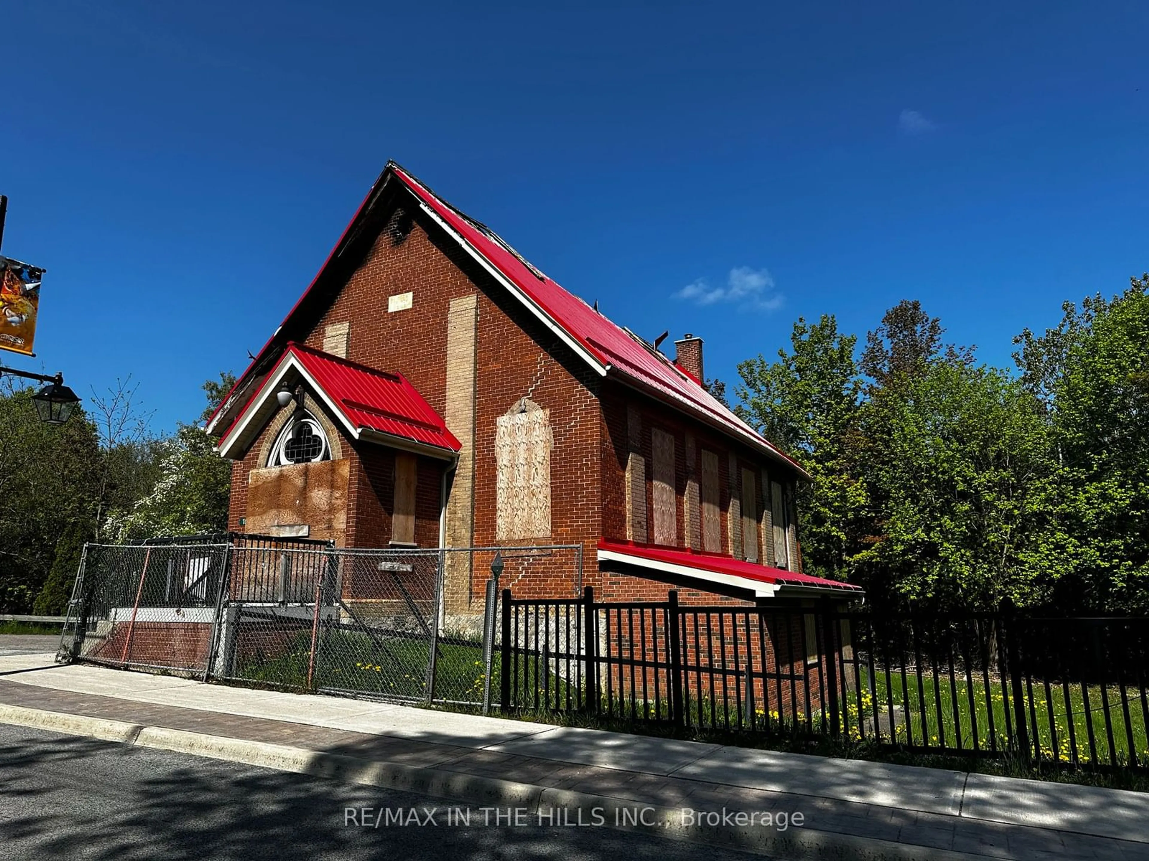 Frontside or backside of a home, the street view for 1532 Queen St, Caledon Ontario L7K 0C2