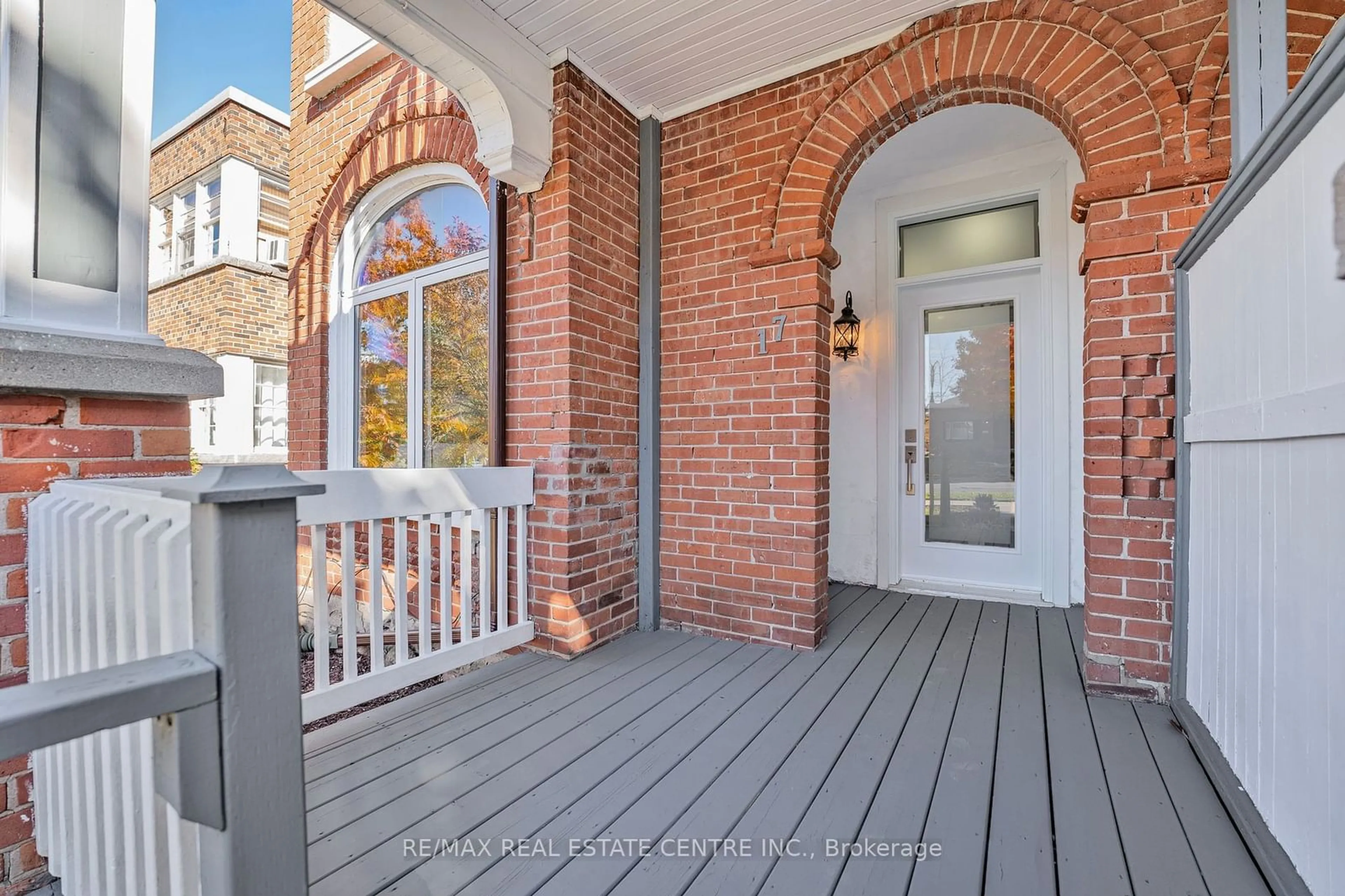 Indoor entryway, wood floors for 17 First St, Orangeville Ontario L9W 2C6