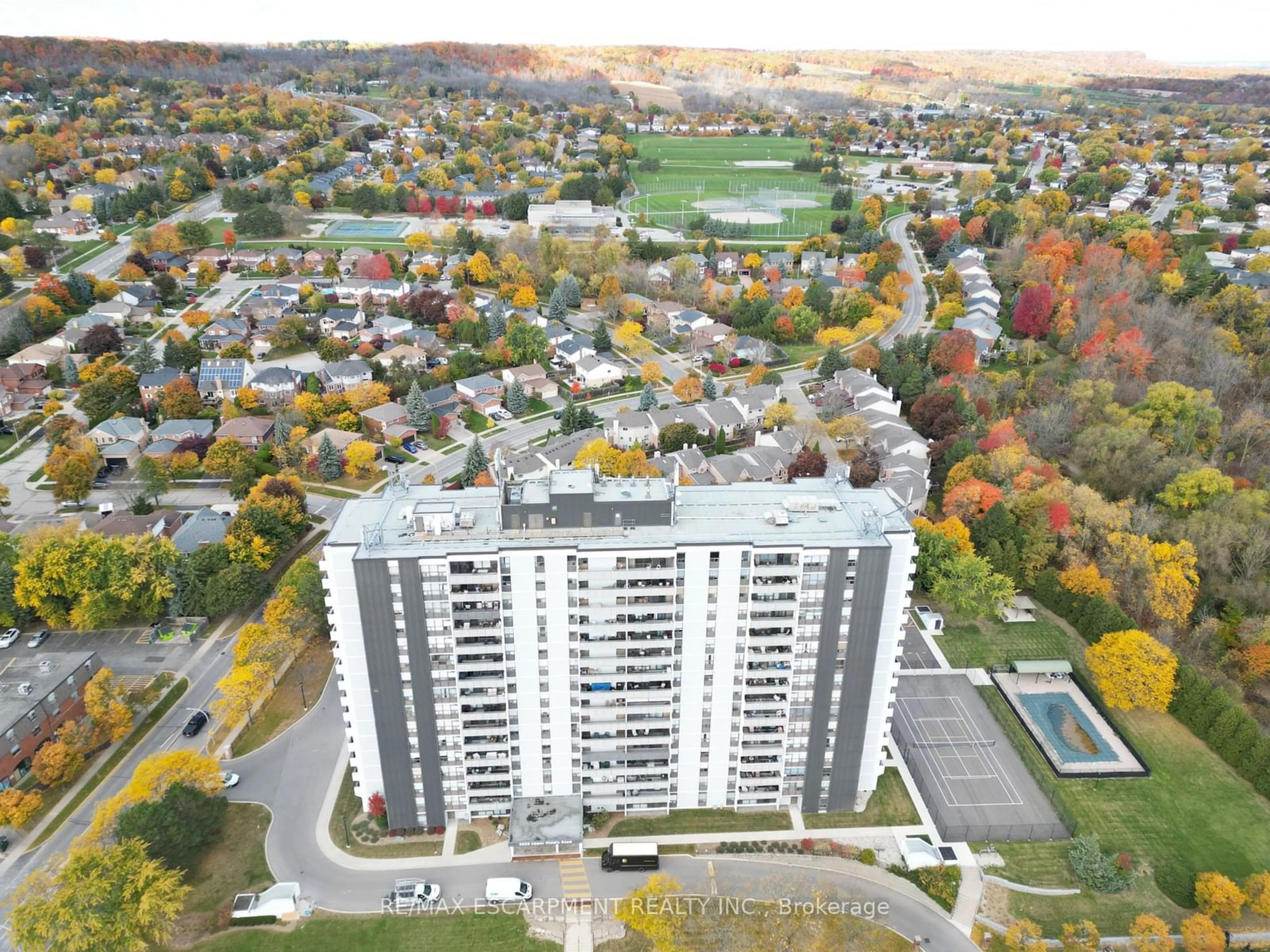 A pic from exterior of the house or condo, the view of city buildings for 2055 Upper Middle Rd #1008, Burlington Ontario L7P 3P4