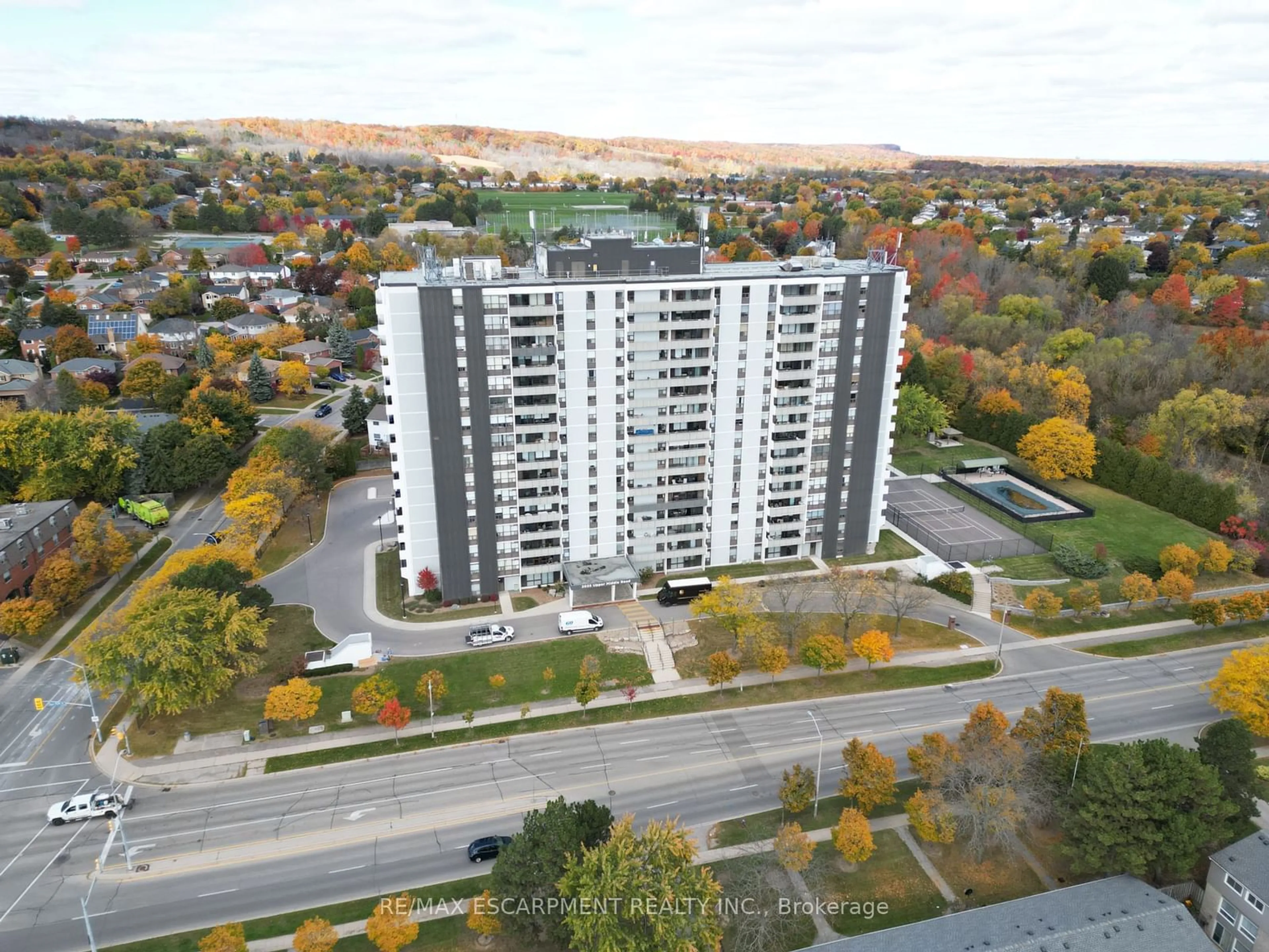 A pic from exterior of the house or condo, the street view for 2055 Upper Middle Rd #1008, Burlington Ontario L7P 3P4