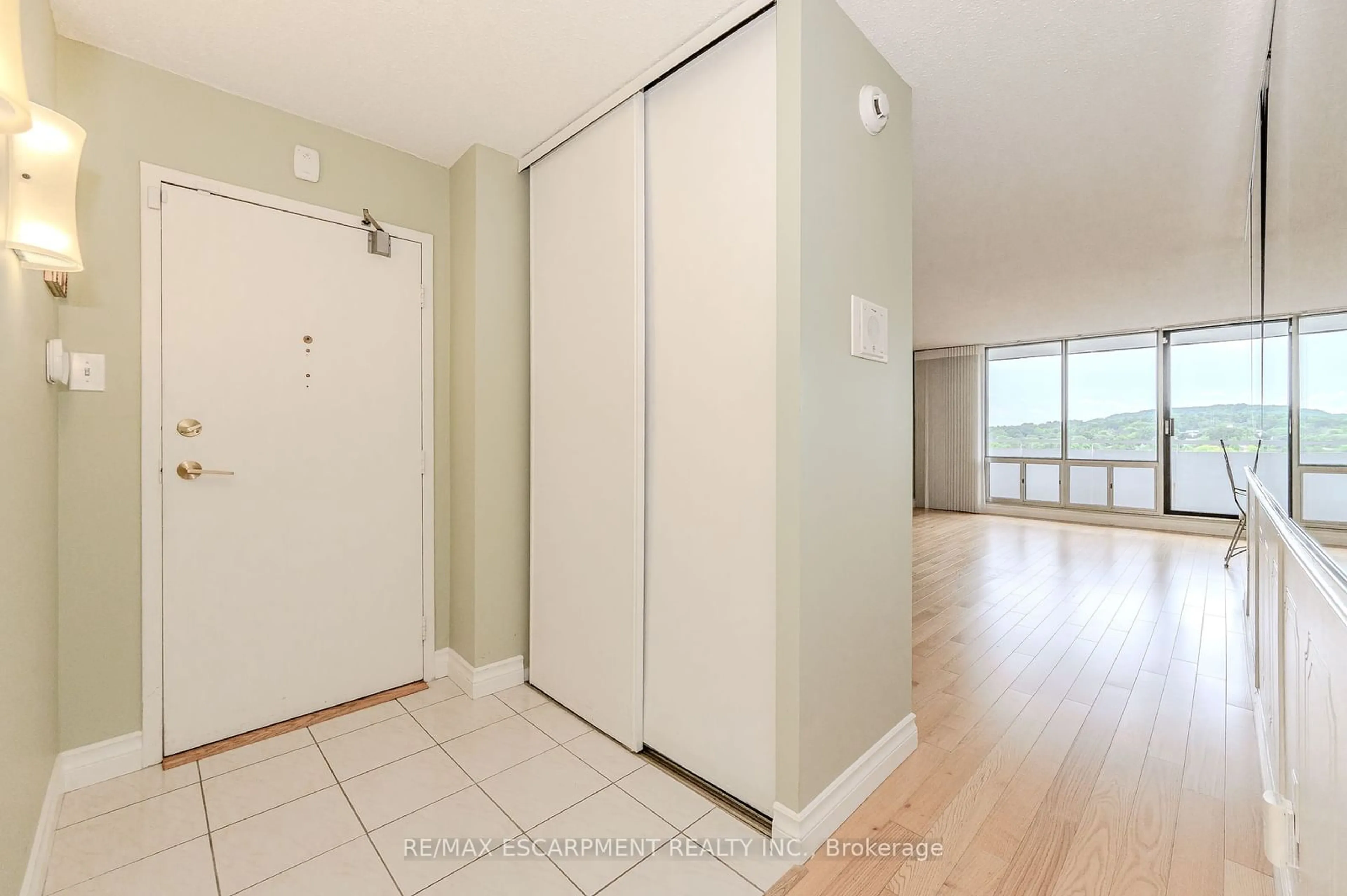 Indoor entryway, not visible floor for 2055 Upper Middle Rd #1008, Burlington Ontario L7P 3P4