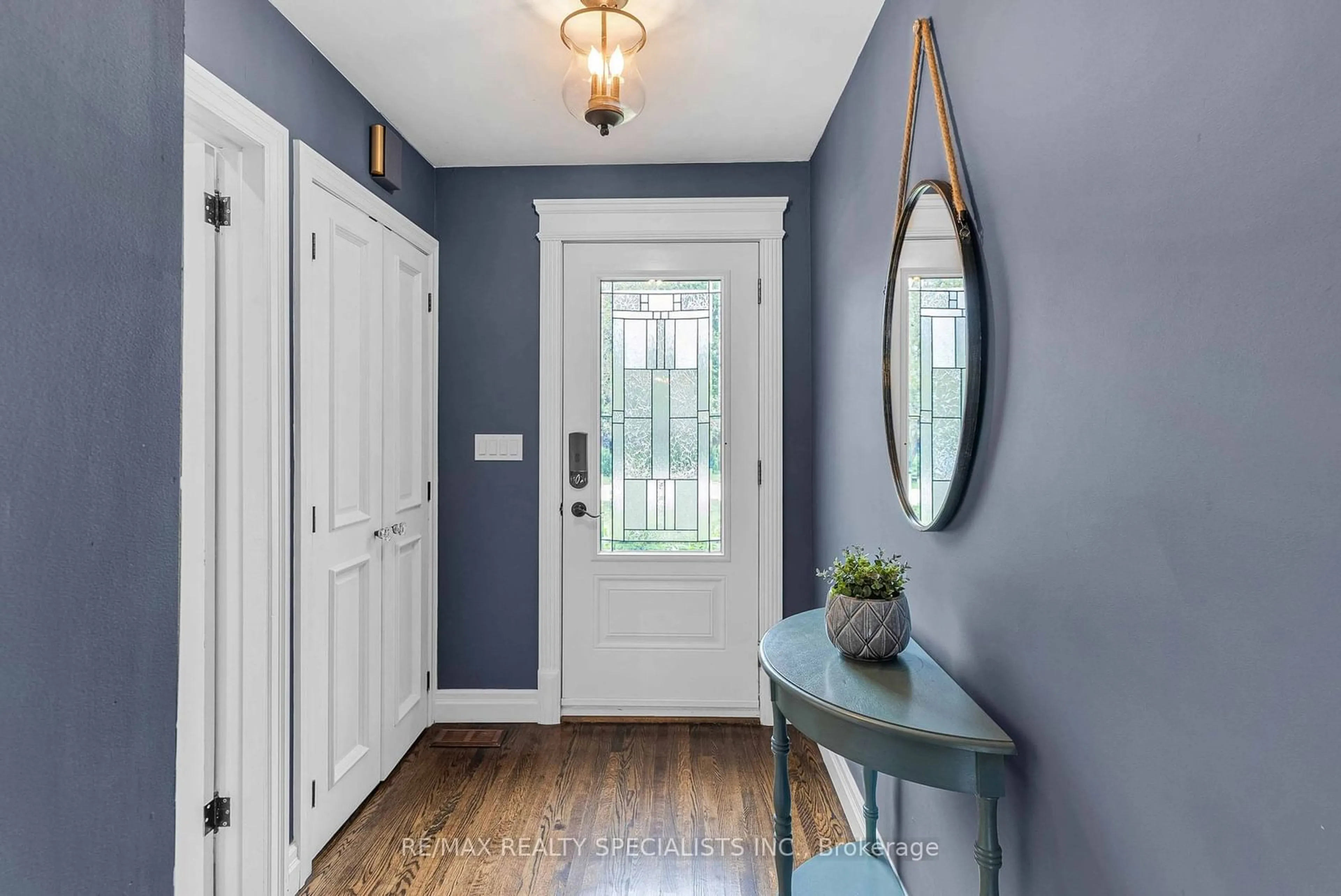 Indoor entryway, wood floors for 28 Larry St, Caledon Ontario L7C 1K8