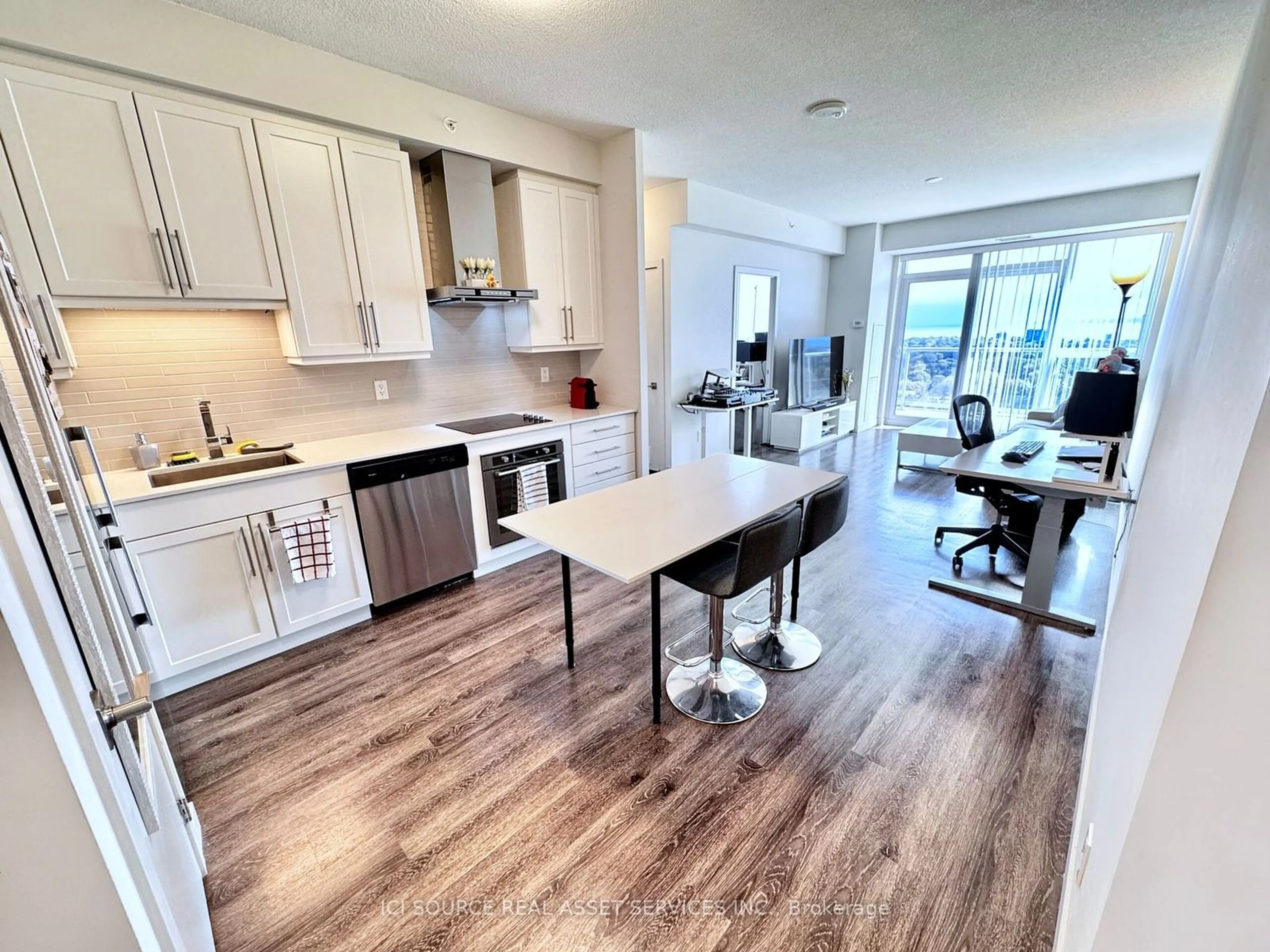 Open concept kitchen for 2081 Fairview St #1903, Burlington Ontario L7R 0E4