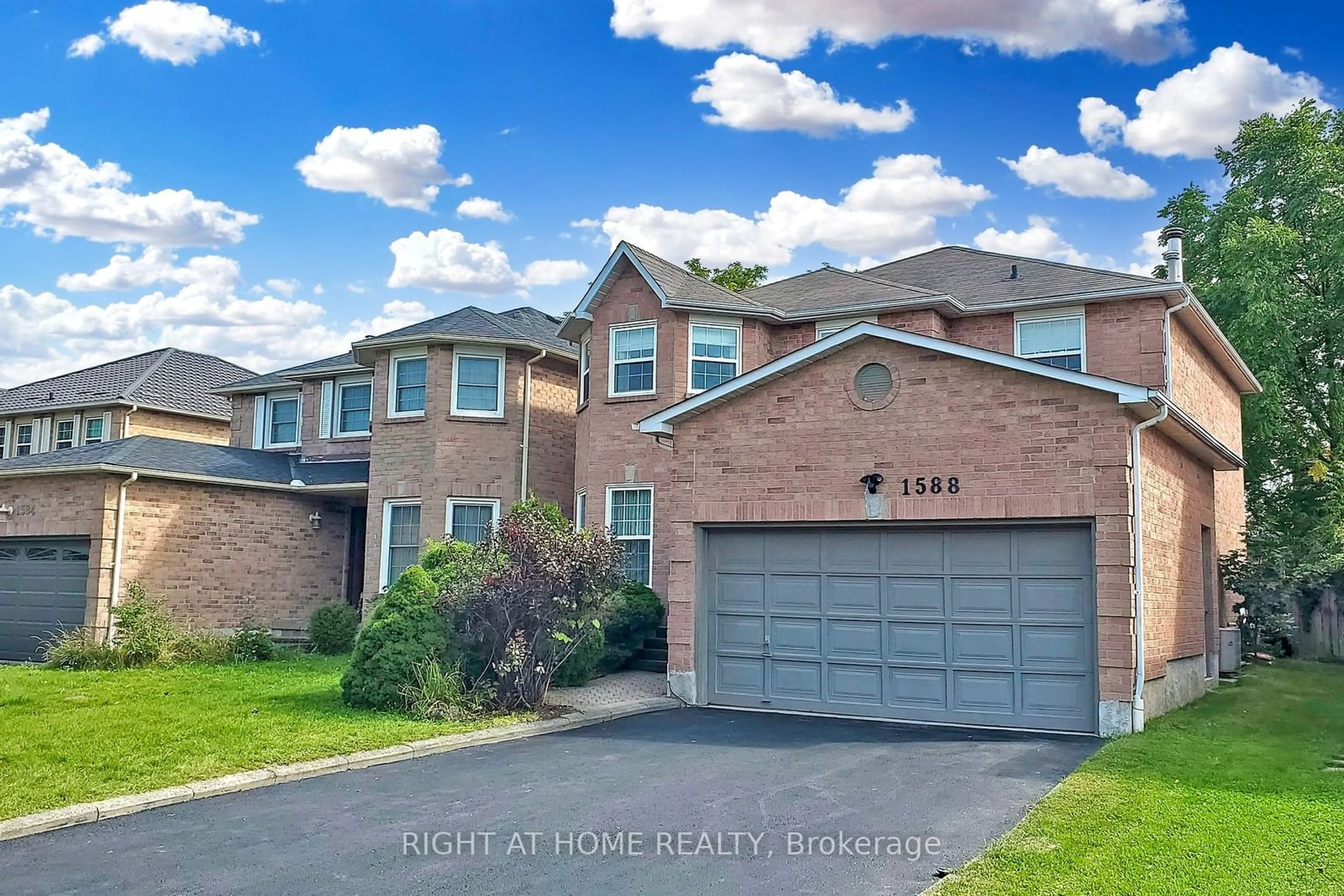 A pic from exterior of the house or condo, the street view for 1588 Summergrove Cres, Mississauga Ontario L5M 3Z3