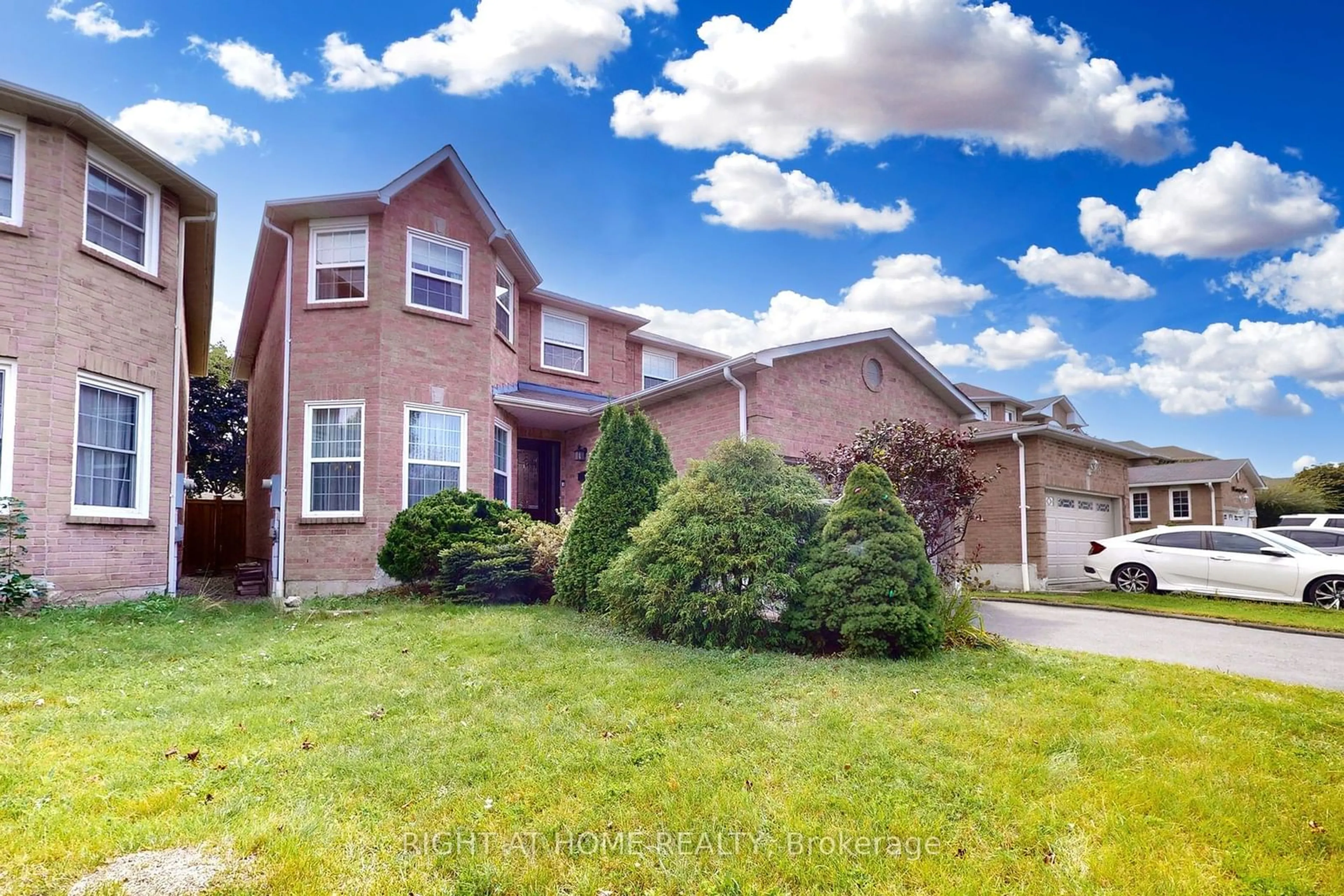 Frontside or backside of a home, the street view for 1588 Summergrove Cres, Mississauga Ontario L5M 3Z3