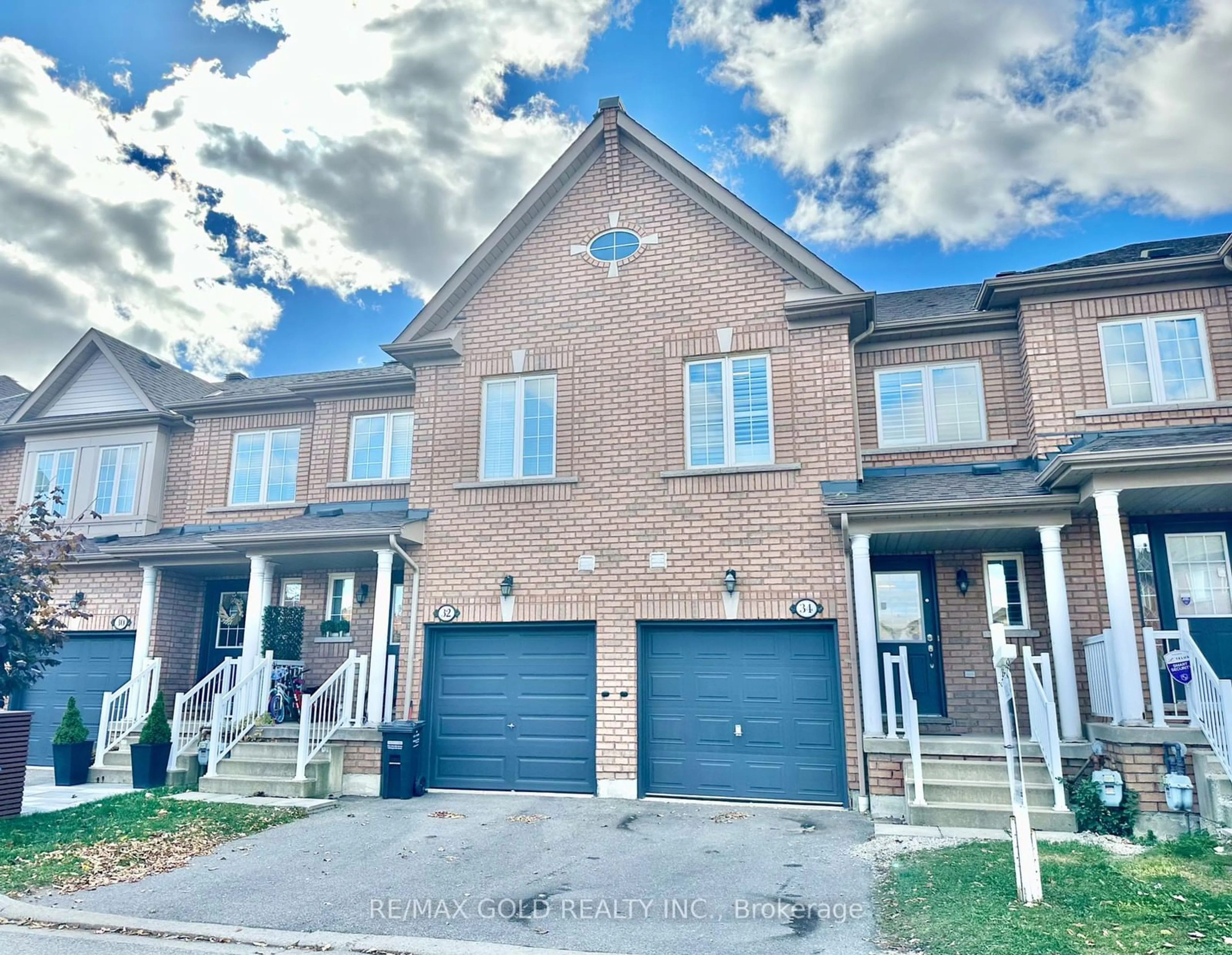 A pic from exterior of the house or condo, the street view for 525 Novo Star Dr #34, Mississauga Ontario L5W 1X8