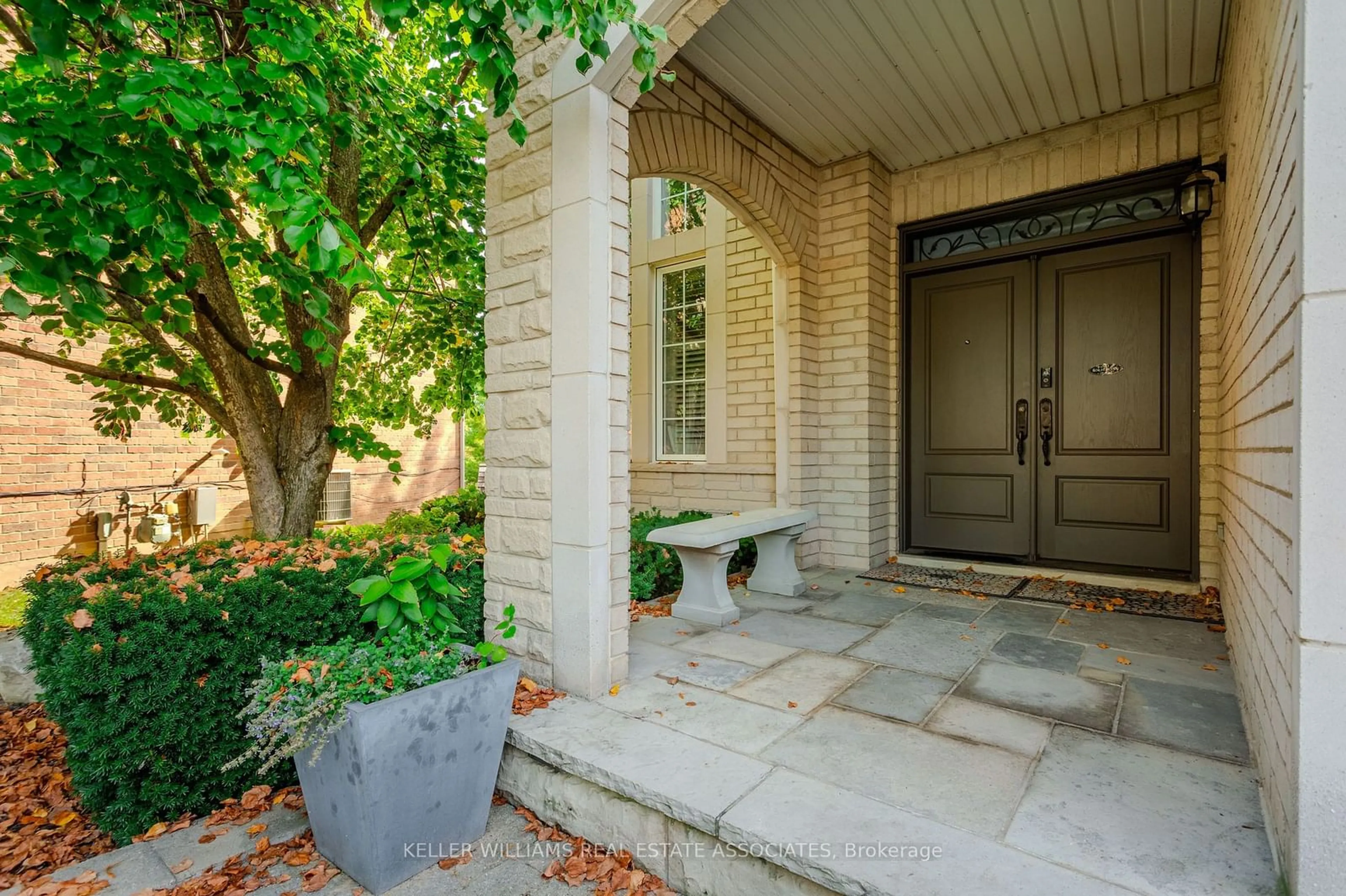 Indoor entryway, cement floor for 5339 Jameson Cres, Burlington Ontario L7L 6Z1