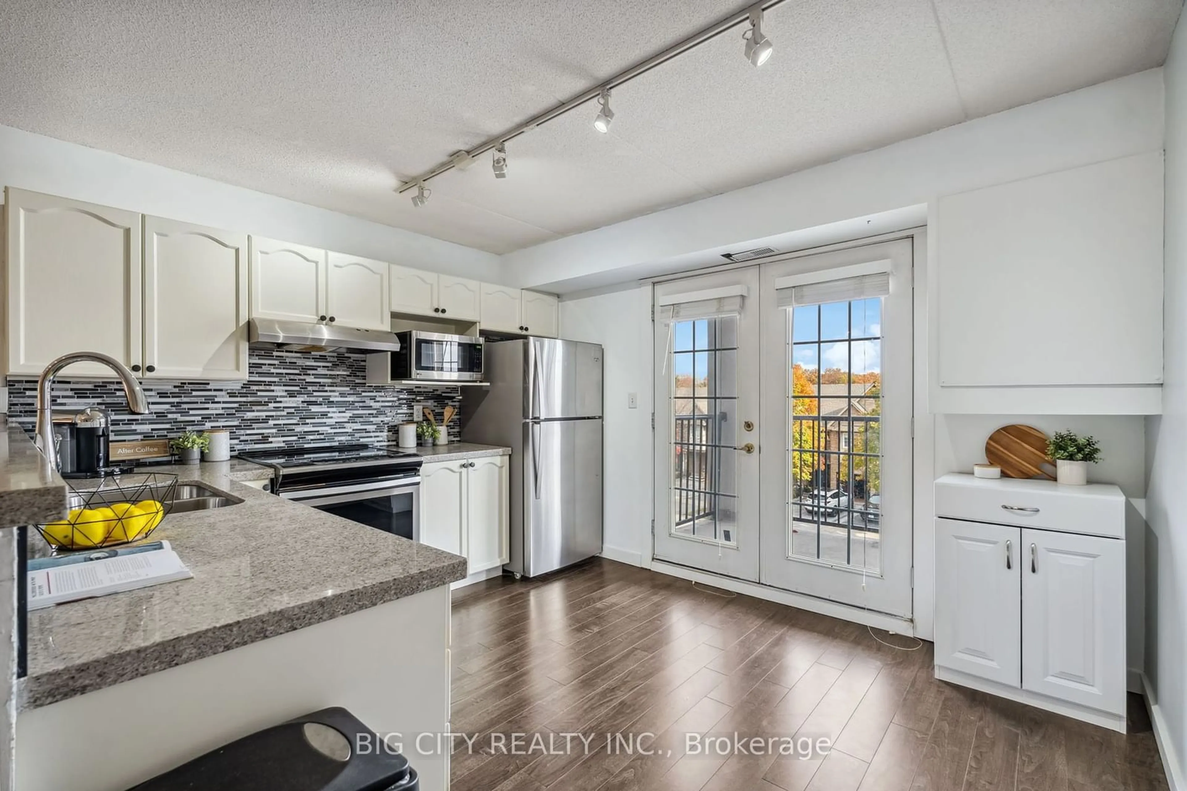 Open concept kitchen for 1421 Walker's Line #305, Burlington Ontario L7M 4P4