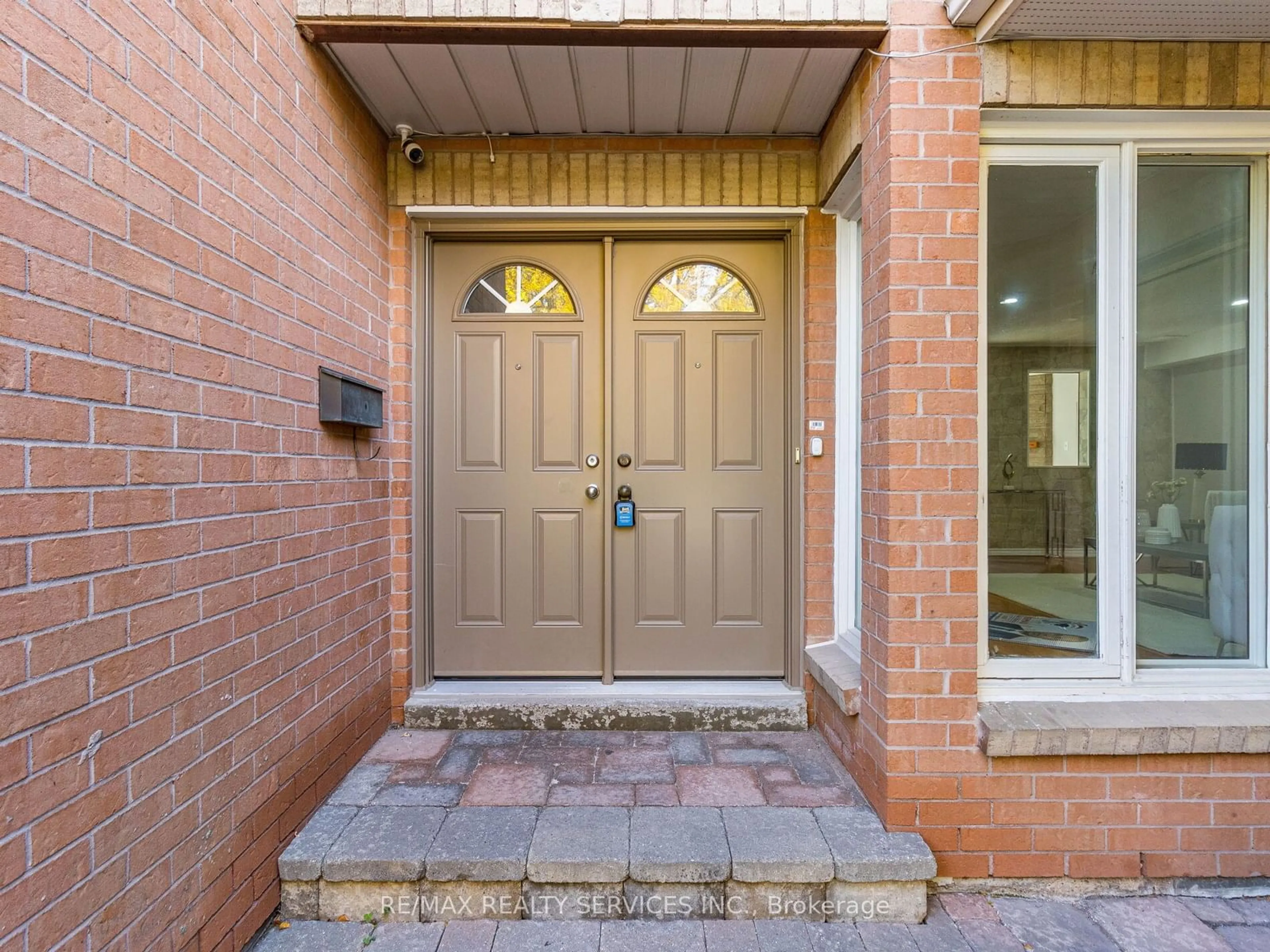 Indoor entryway, wood floors for 36 Farnham Dr, Brampton Ontario L6X 4H8