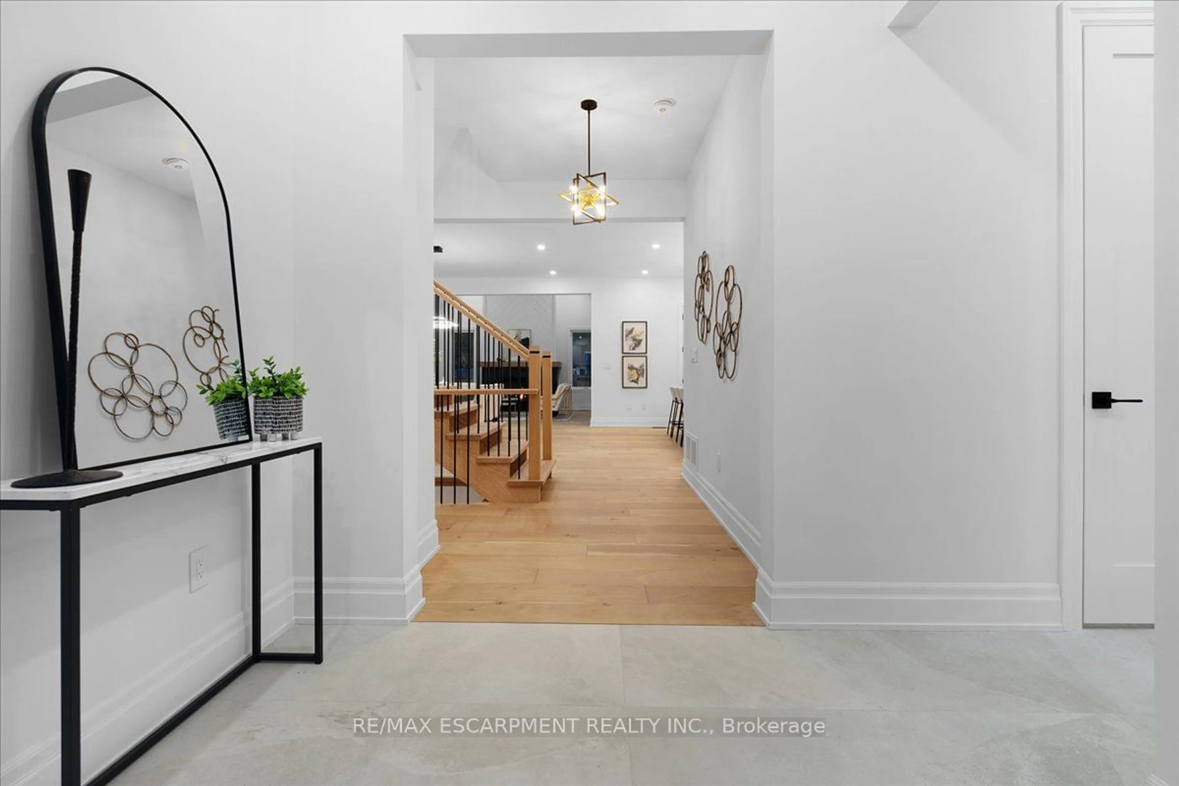 Indoor entryway, wood floors for 80 Barton St, Milton Ontario L9T 1C9