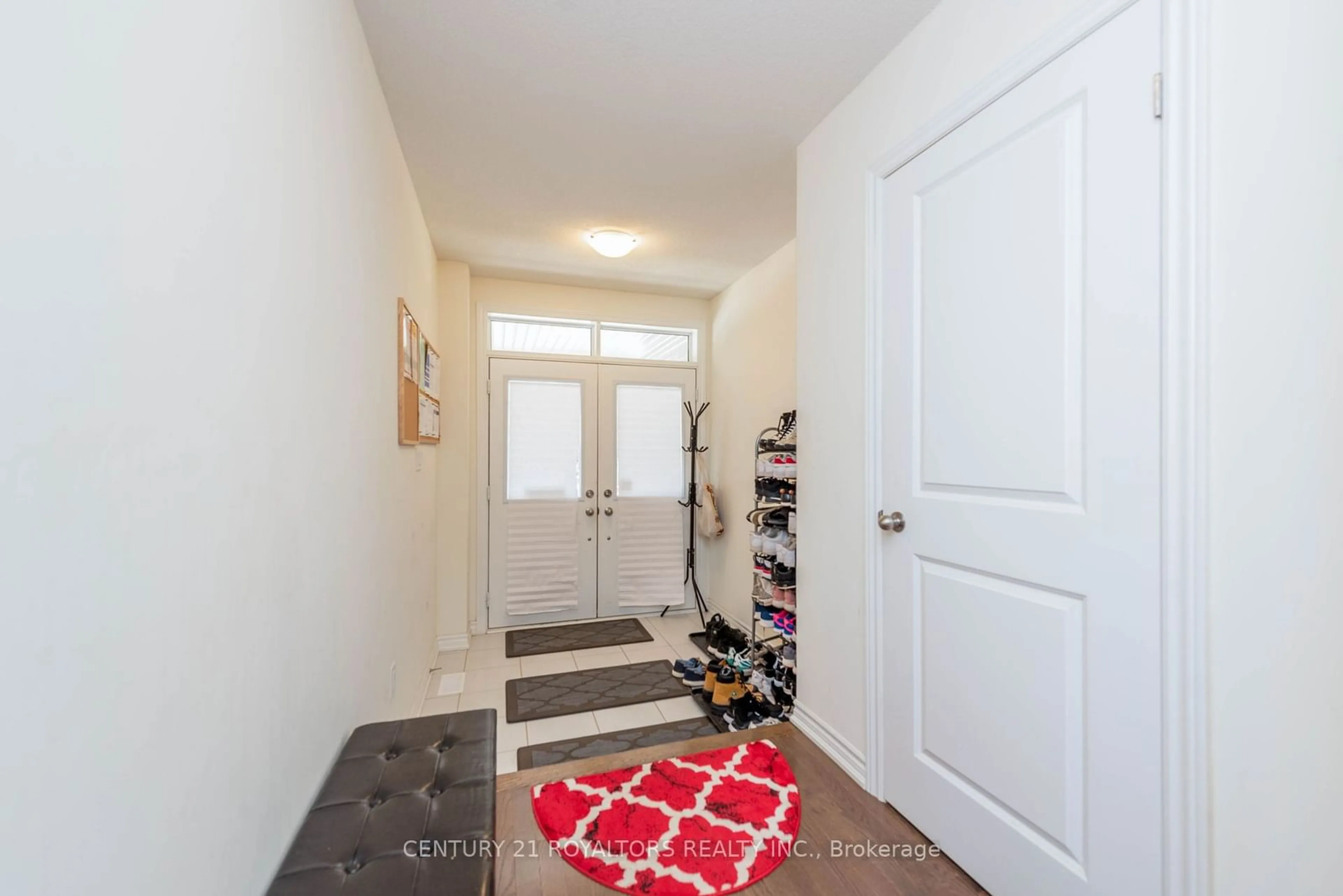 Indoor entryway, carpet floors for 16 Arrowview Dr, Brampton Ontario L7A 5H7