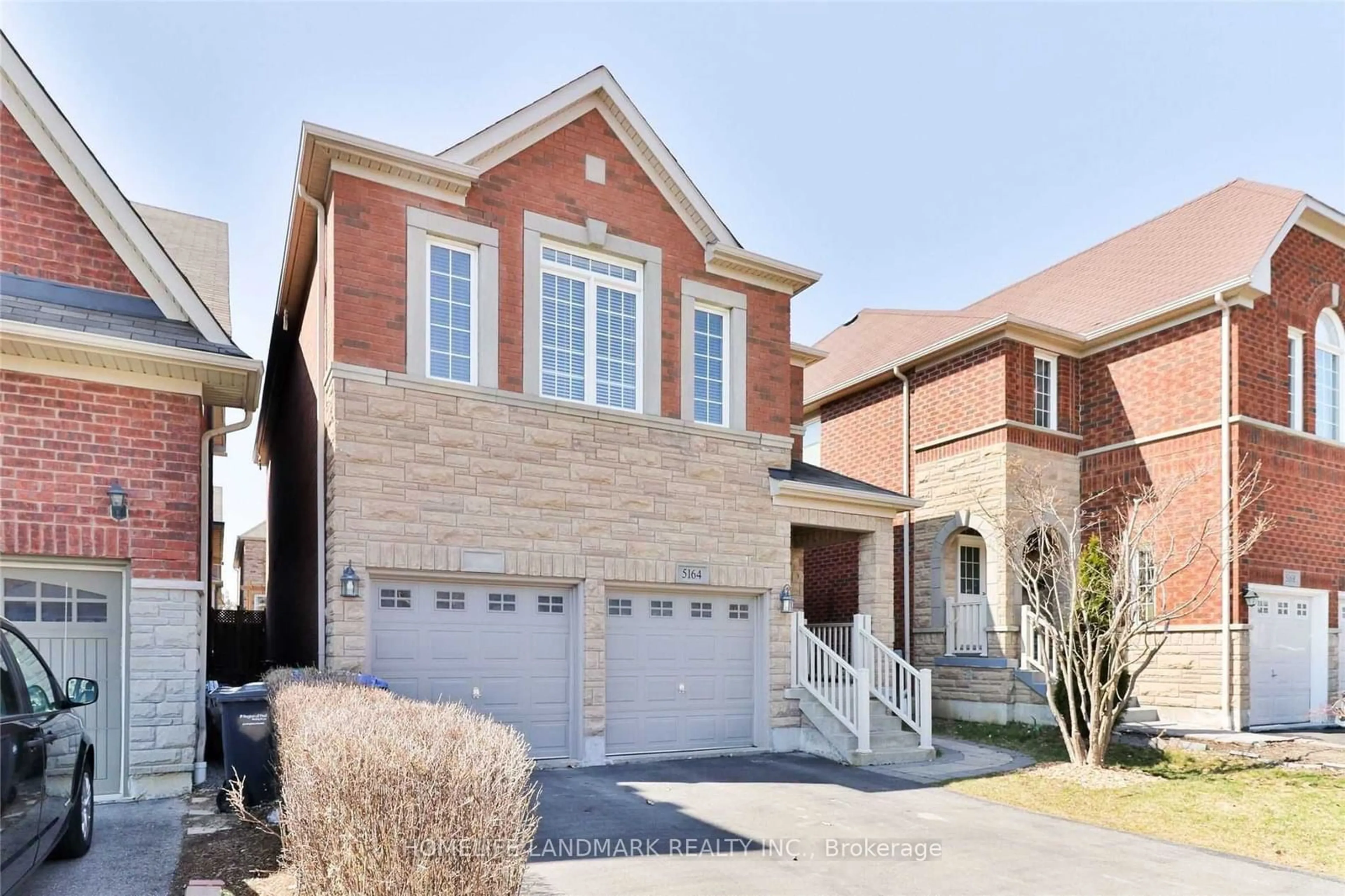 A pic from exterior of the house or condo, the street view for 5164 Rayana Rdge, Mississauga Ontario L5M 8B1