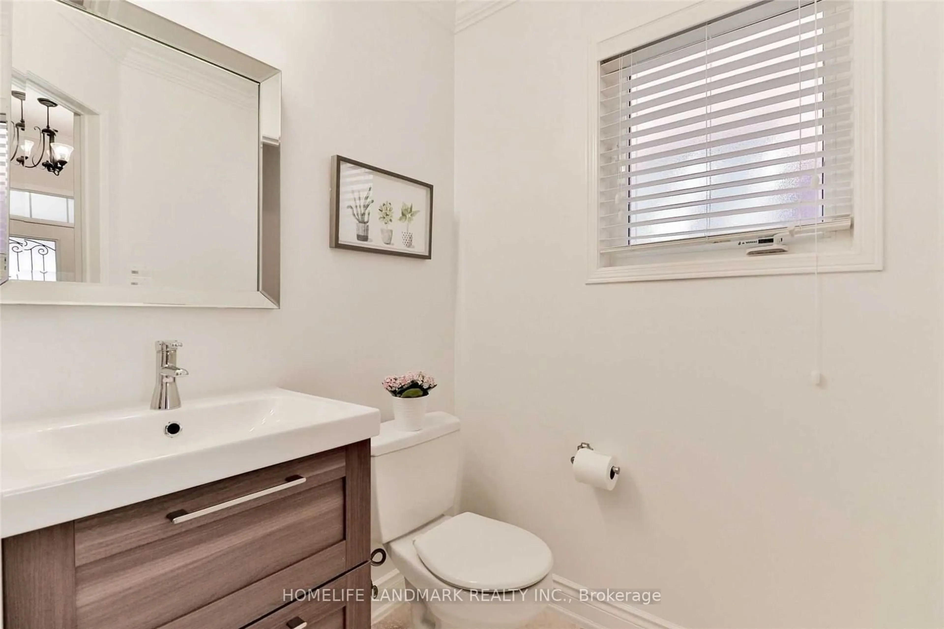 Standard bathroom, wood floors for 5164 Rayana Rdge, Mississauga Ontario L5M 8B1