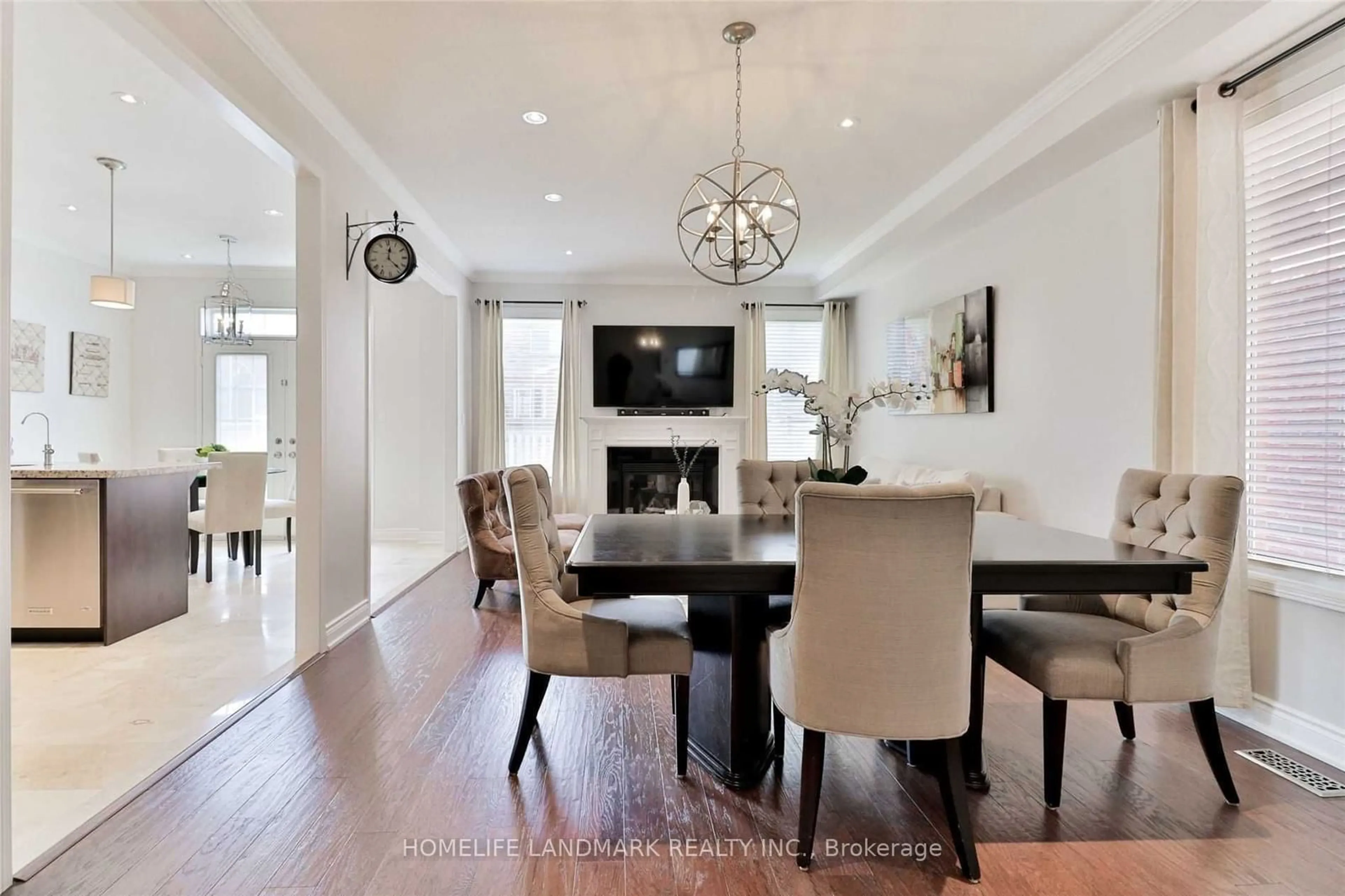 Dining room, wood floors for 5164 Rayana Rdge, Mississauga Ontario L5M 8B1