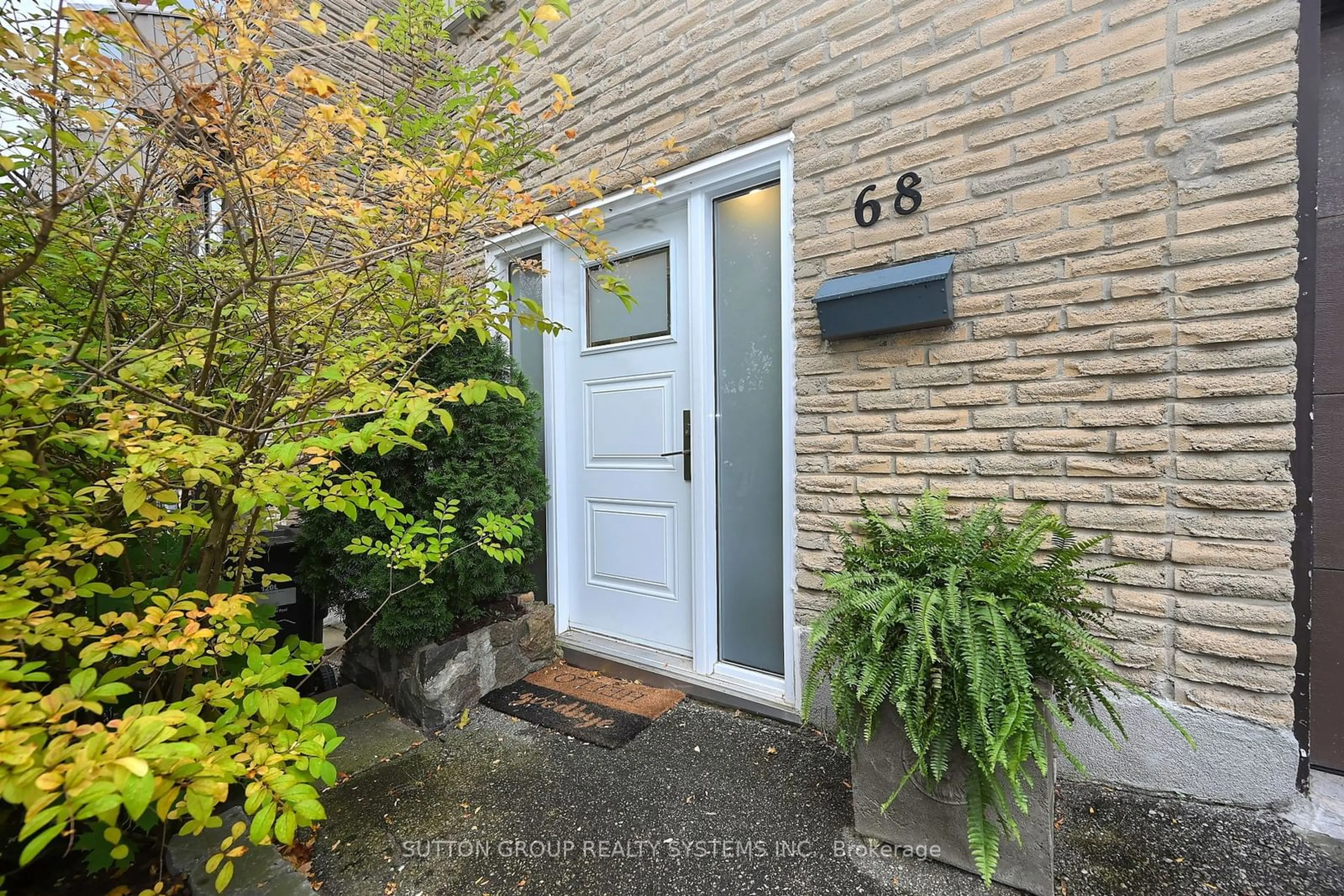 A pic from exterior of the house or condo, cottage for 400 Bloor St #68, Mississauga Ontario L5A 2M8