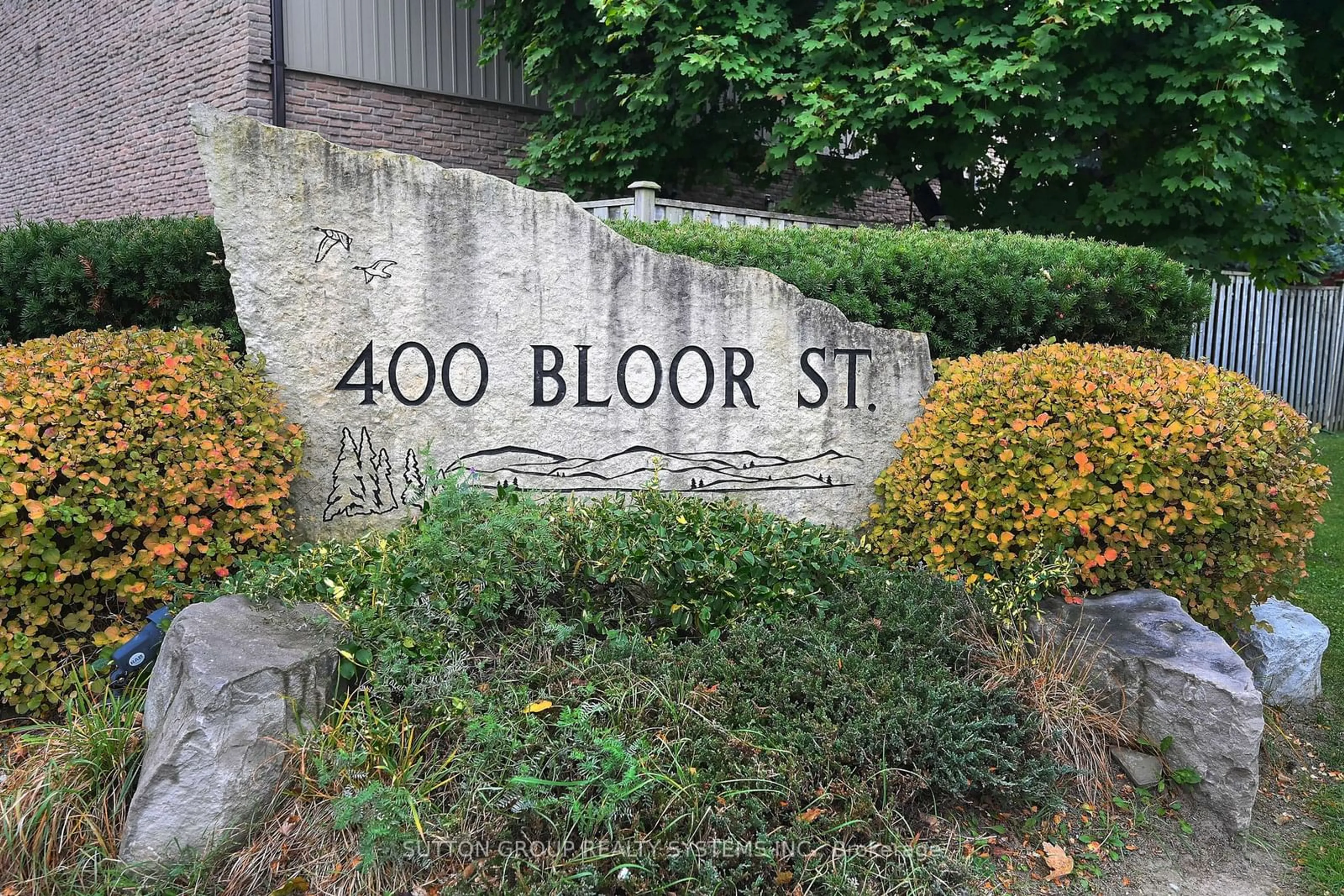 A pic from exterior of the house or condo, the street view for 400 Bloor St #68, Mississauga Ontario L5A 2M8