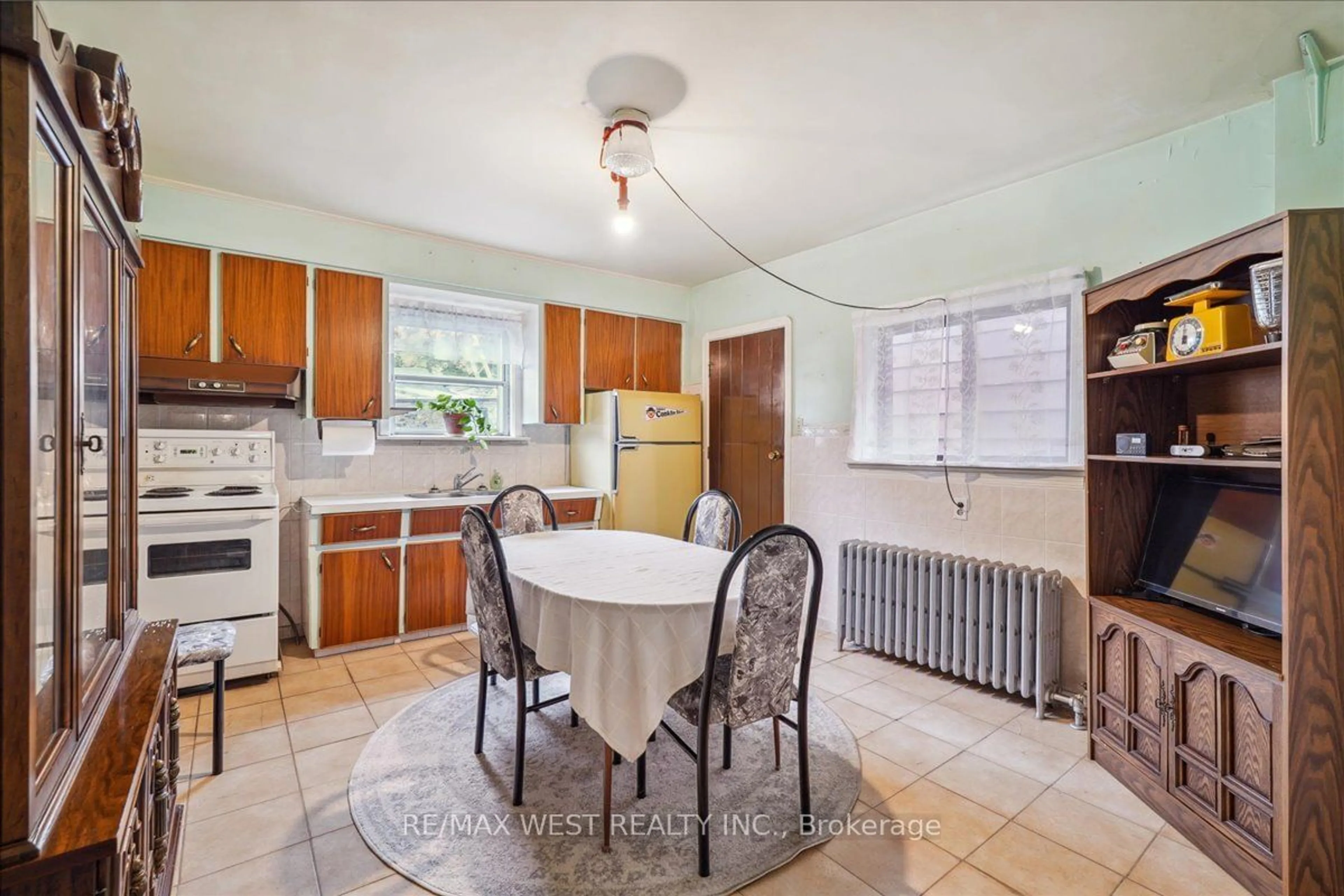 Standard kitchen, wood floors, cottage for 281 McRoberts Ave, Toronto Ontario M6E 4P8