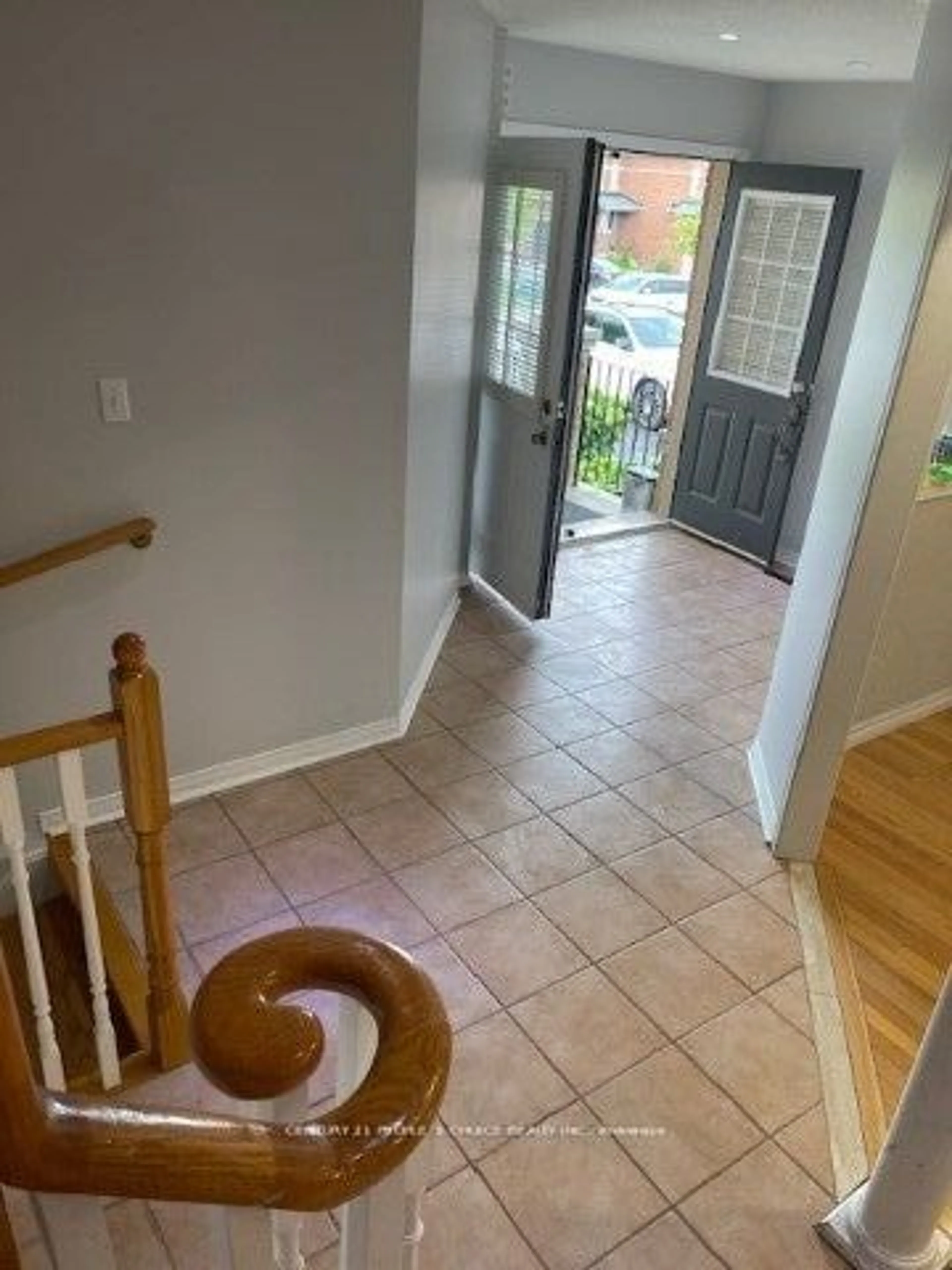 Indoor entryway, not visible floor for 3144 Wheatstone Ave, Mississauga Ontario L5B 4J1