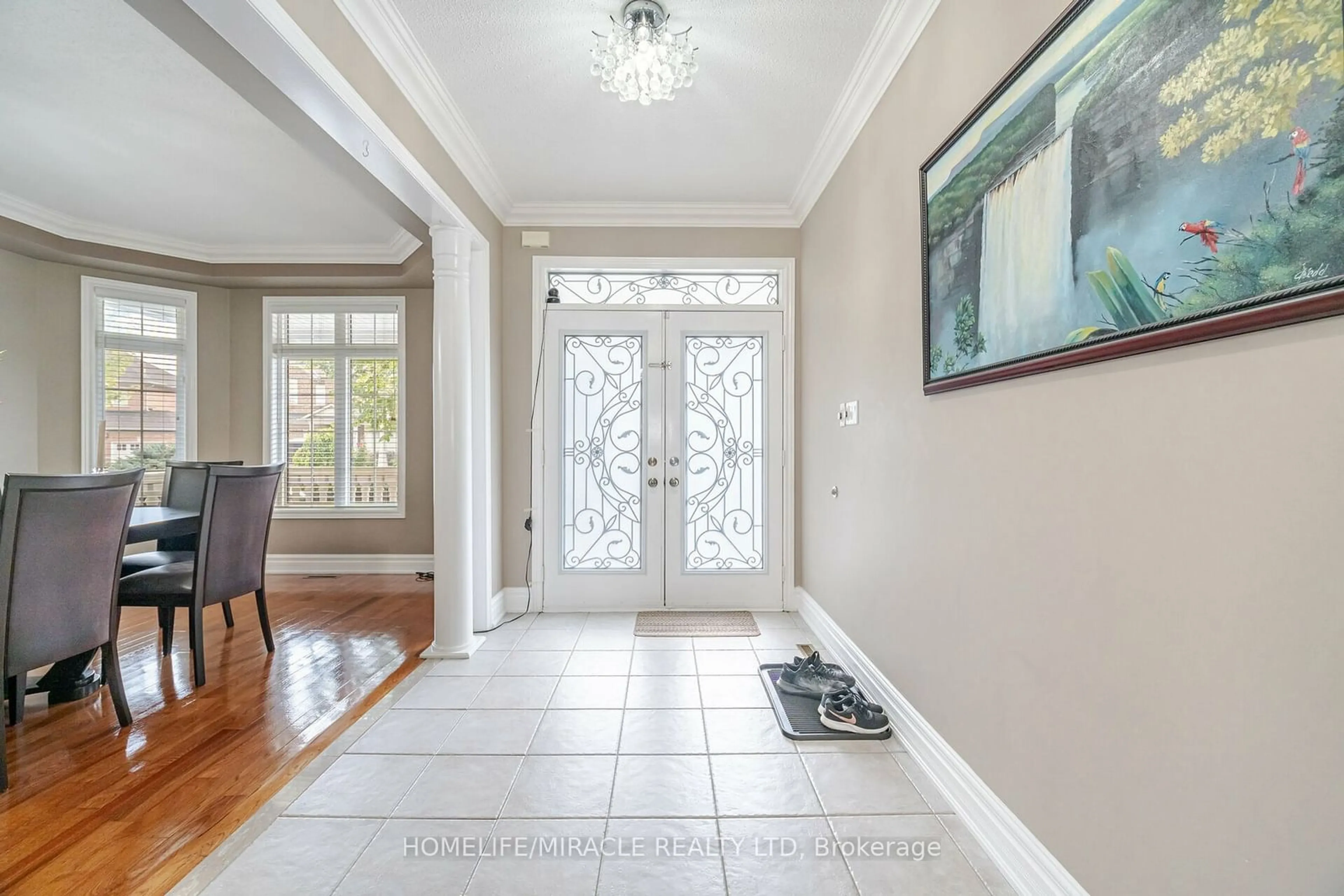 Indoor entryway, wood floors for 21 Summershade St, Brampton Ontario L6P 2C2