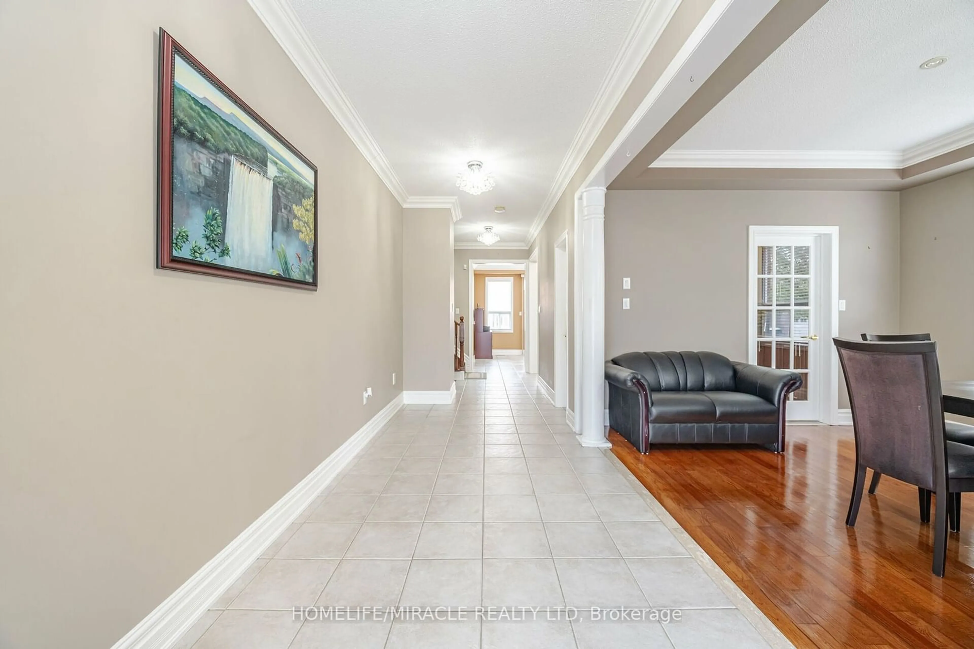 Indoor foyer, wood floors for 21 Summershade St, Brampton Ontario L6P 2C2