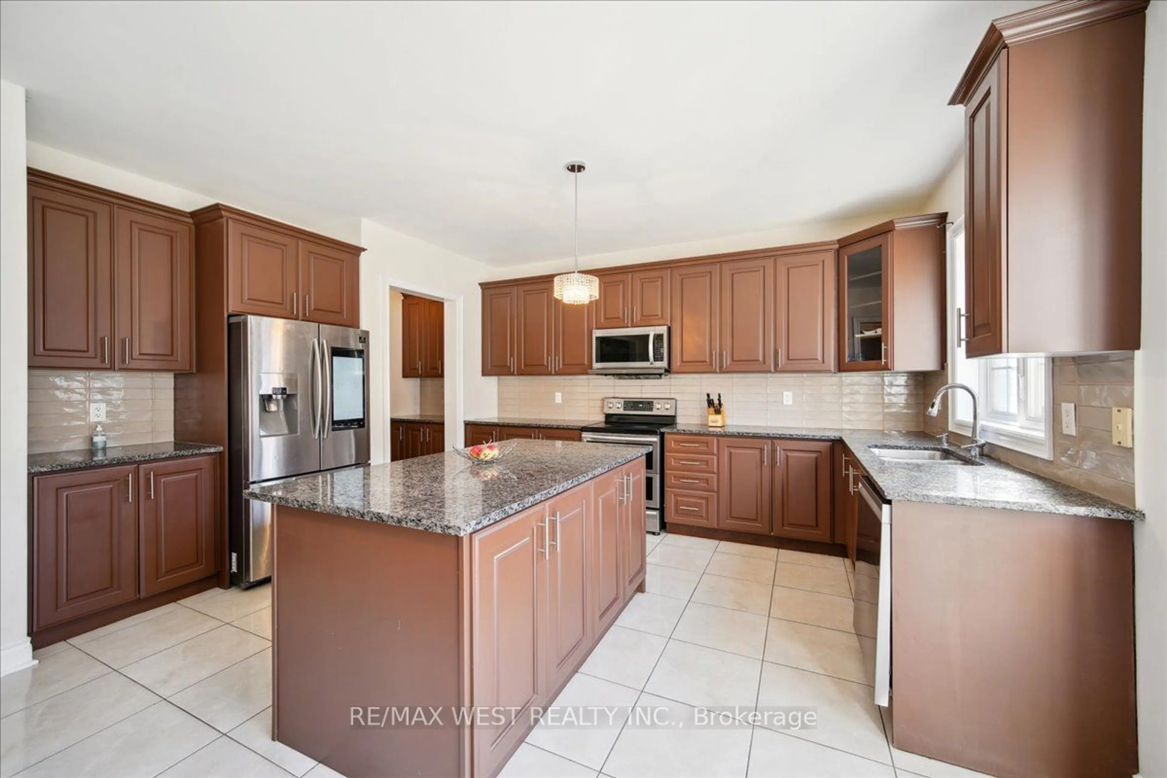 Open concept kitchen for 4 Landview Rd, Brampton Ontario L6P 4G4