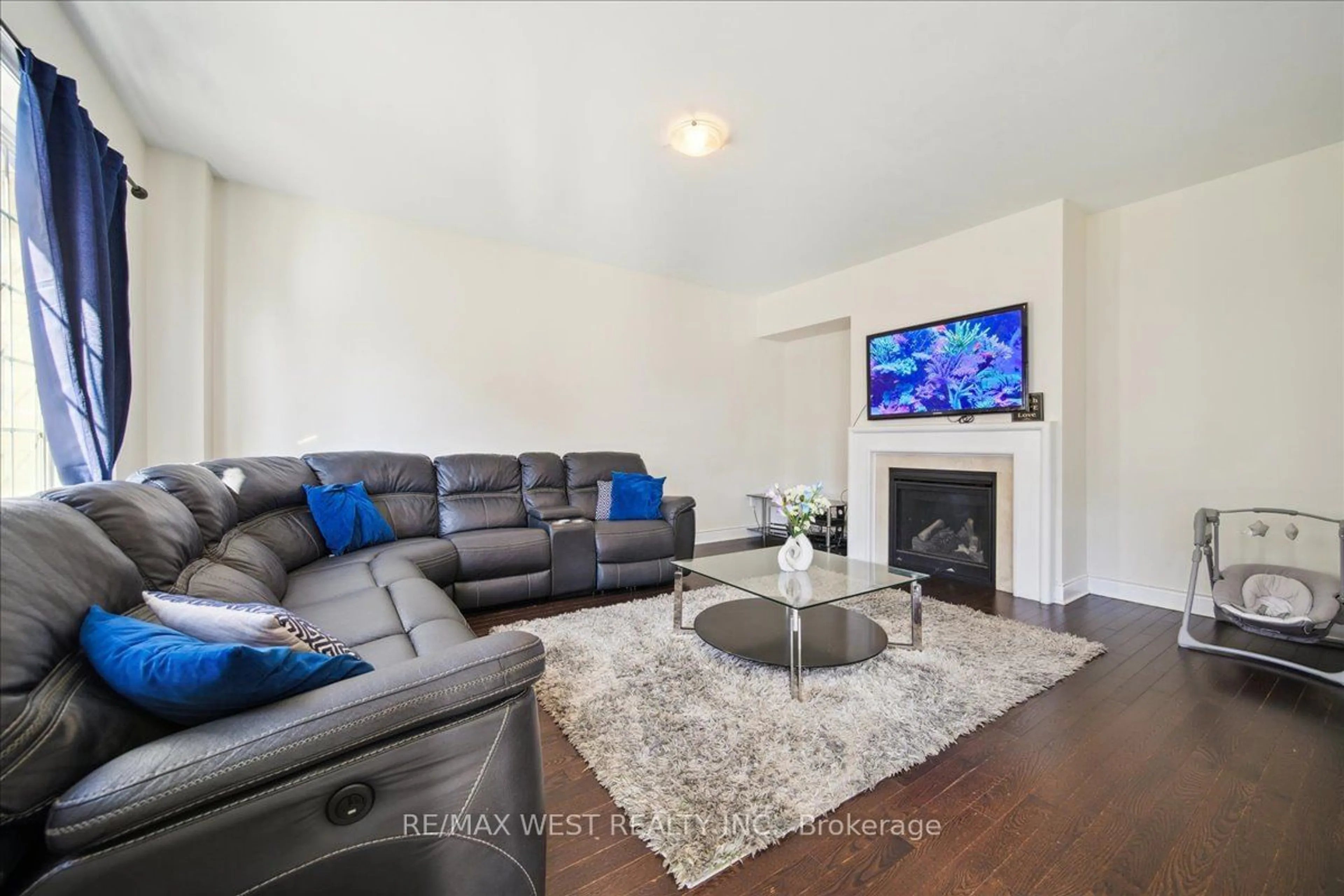 Living room, wood floors for 4 Landview Rd, Brampton Ontario L6P 4G4