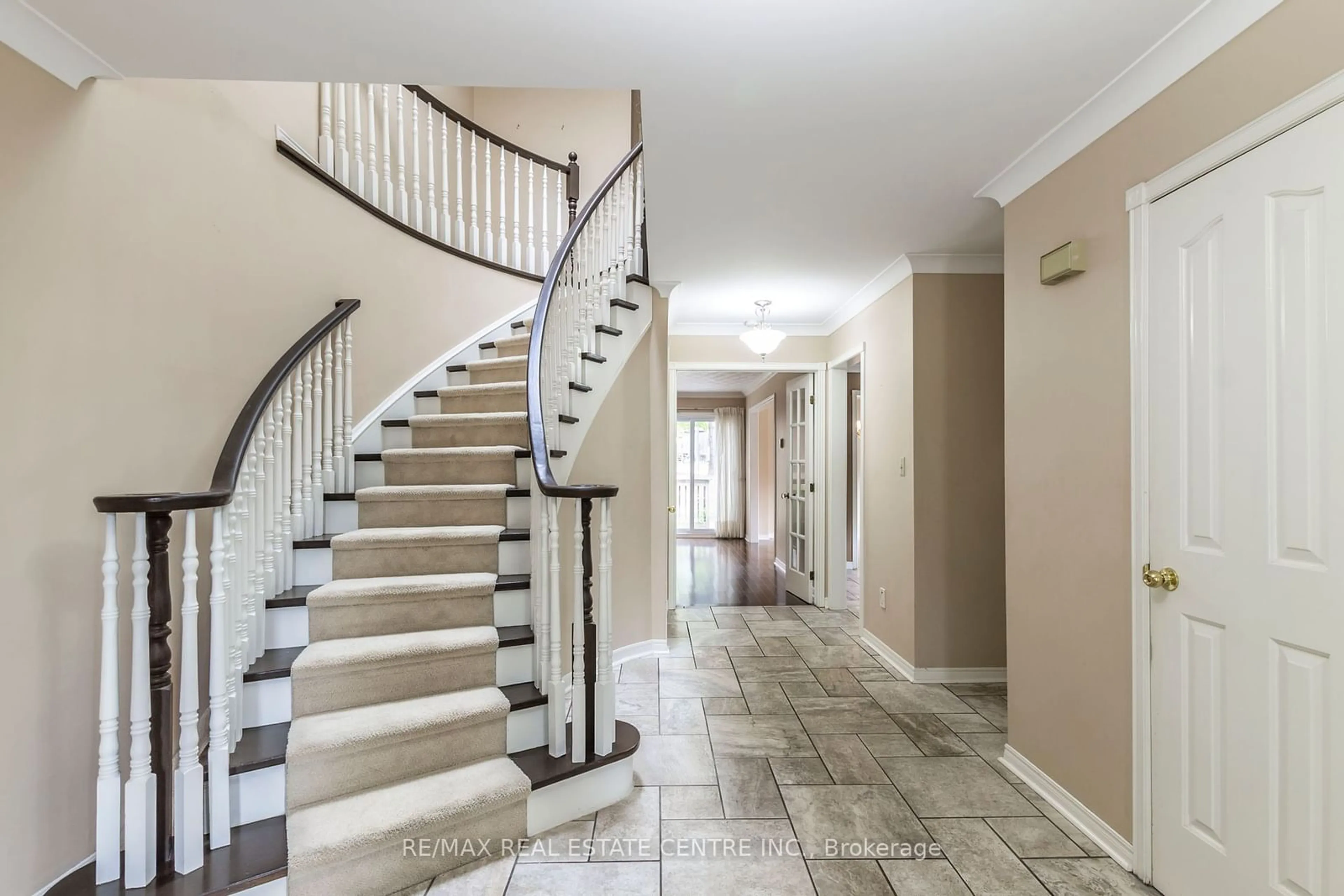 Indoor foyer, wood floors for 3125 Pinemeadow Dr #23, Burlington Ontario L7M 3T7