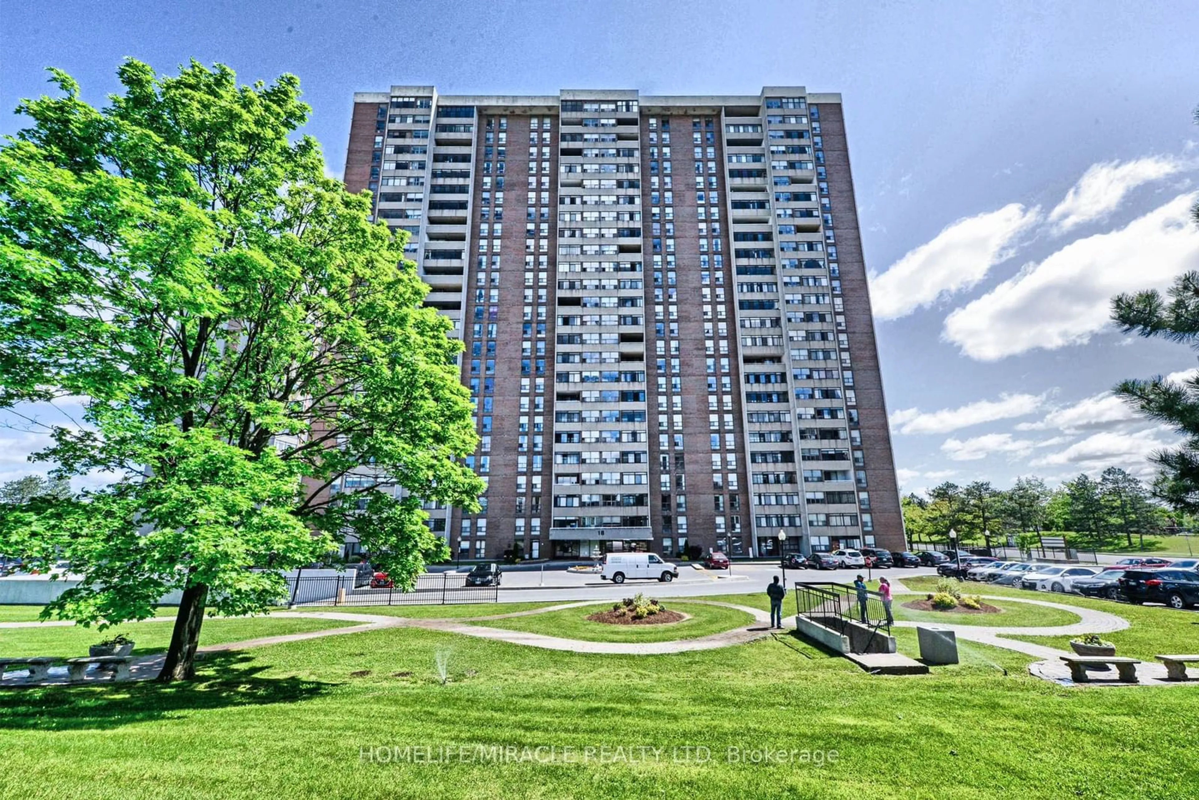 A pic from exterior of the house or condo, the front or back of building for 18 Knightbridge Rd #2005, Brampton Ontario L6T 3X5