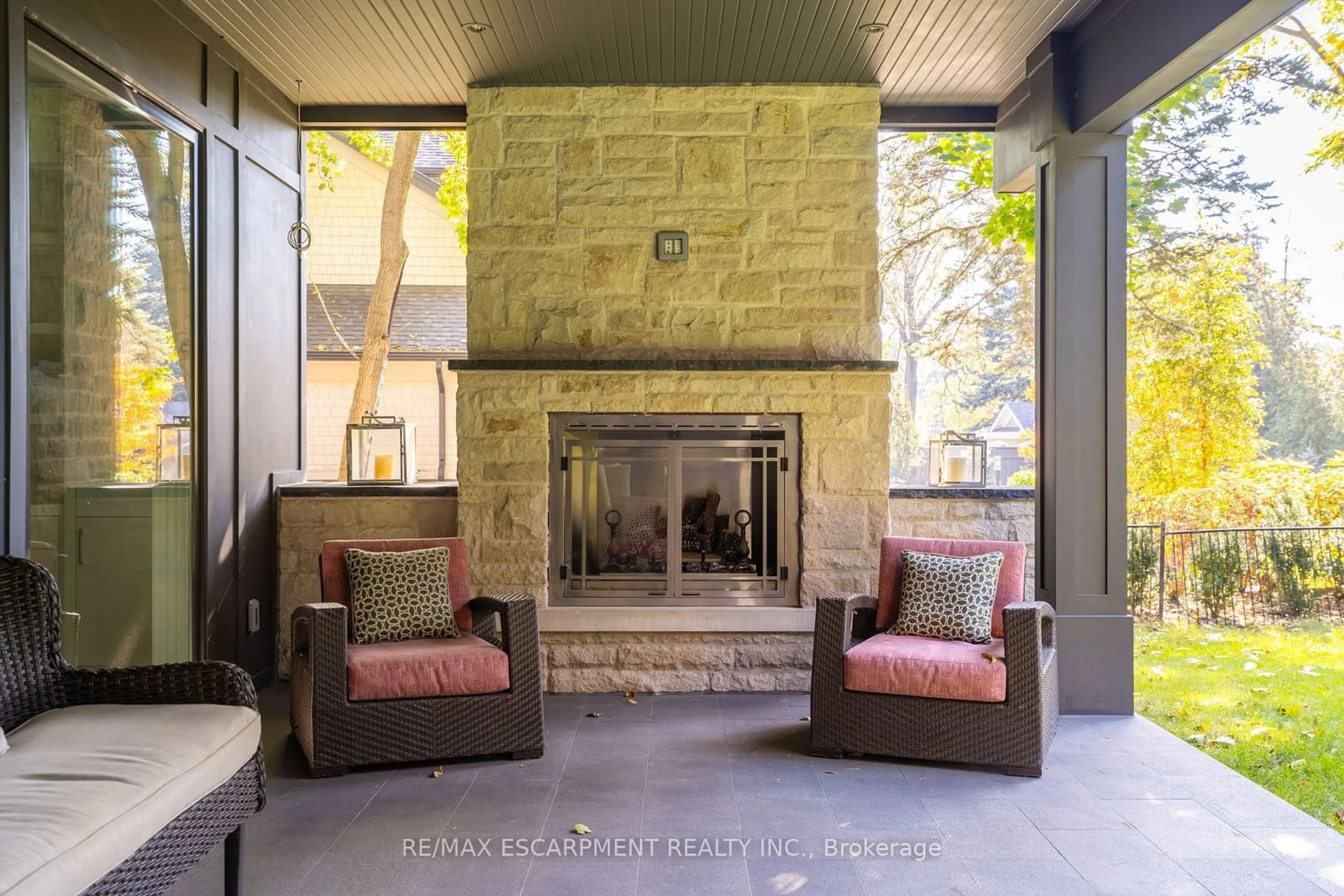 Indoor lobby, cement floor for 128 Balsam Dr, Oakville Ontario L6J 3X5