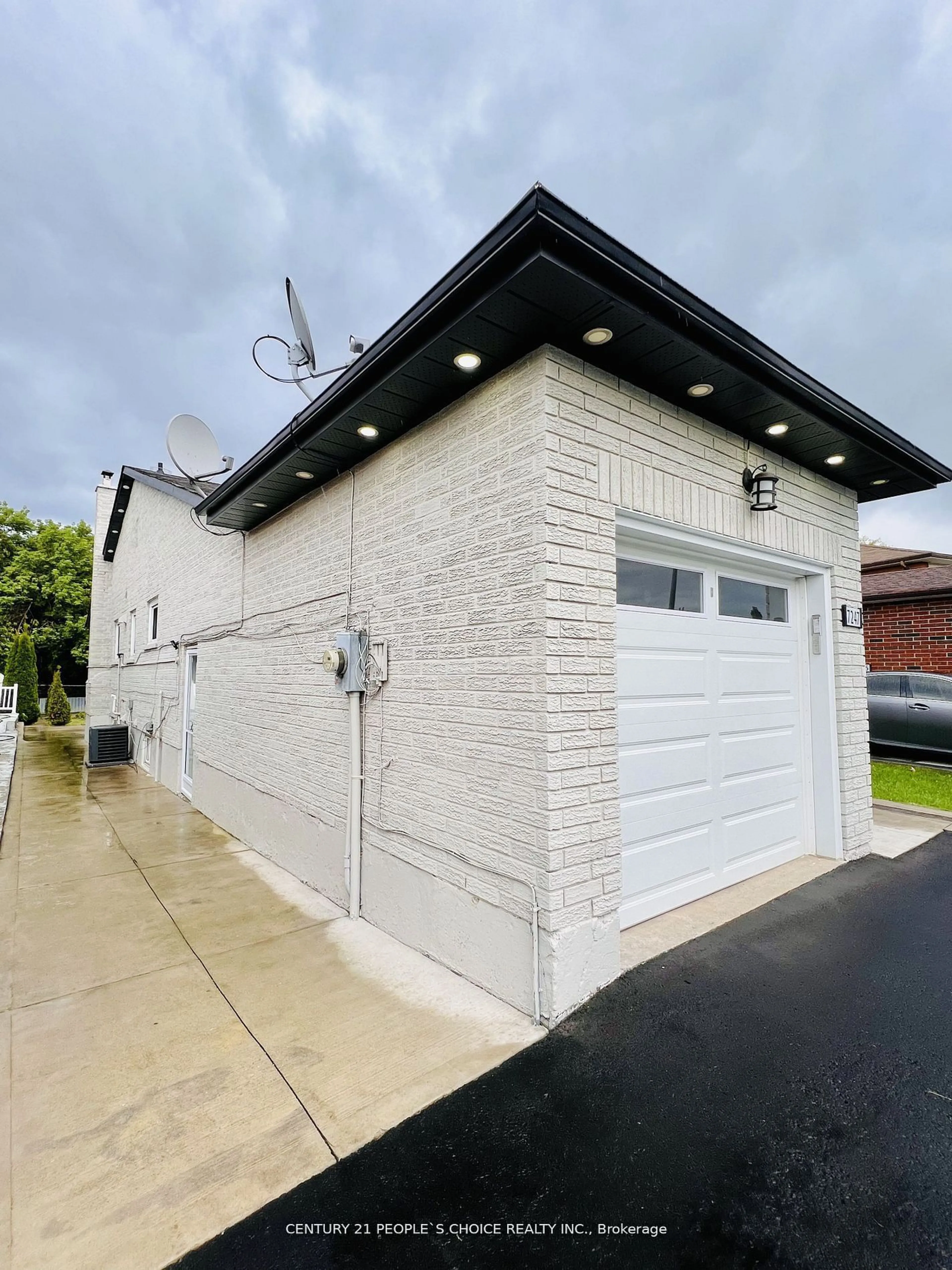 Indoor garage for 7247 Sigsbee Dr, Mississauga Ontario L4T 3L6