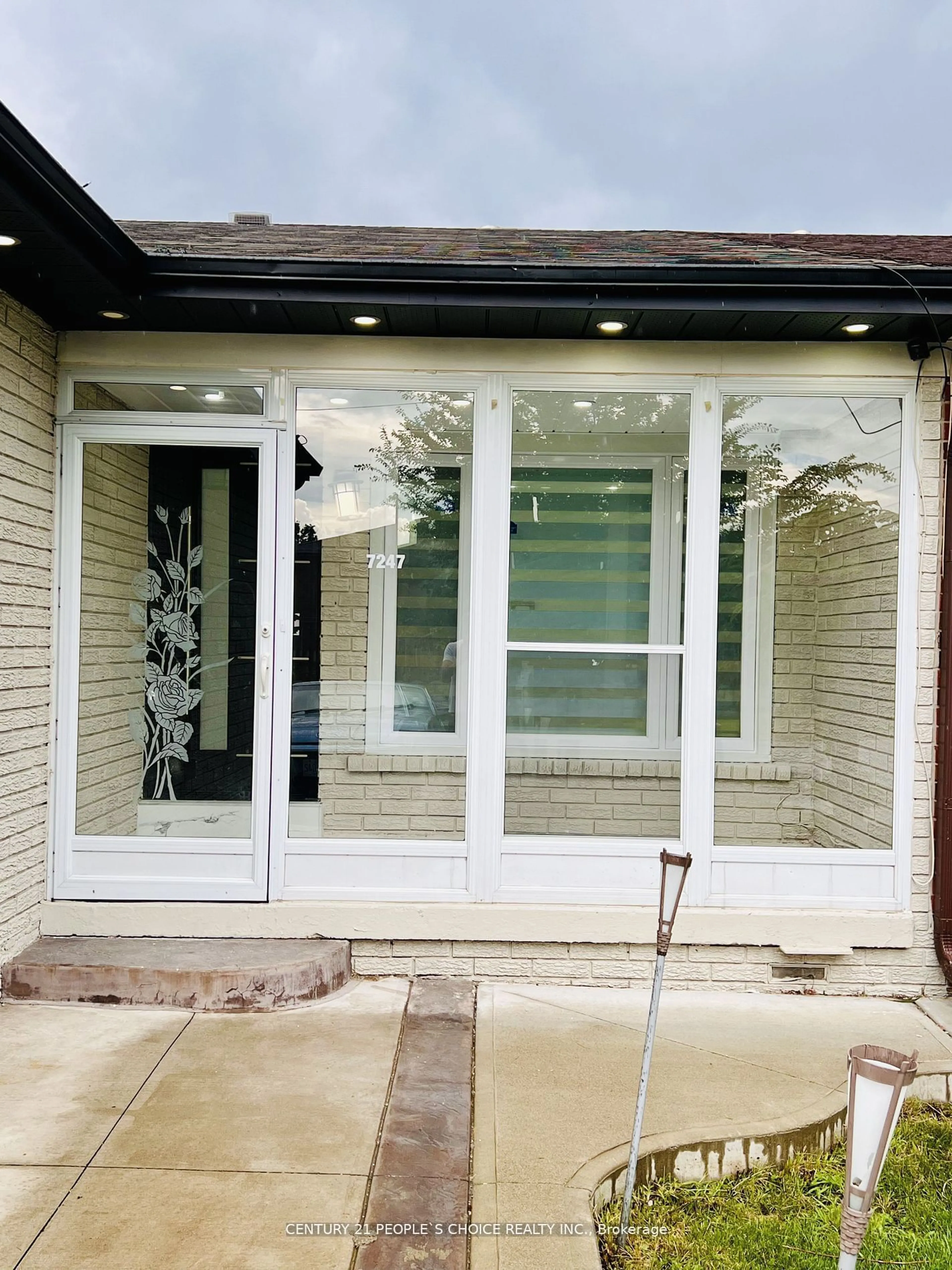 Indoor entryway, ceramic floors for 7247 Sigsbee Dr, Mississauga Ontario L4T 3L6