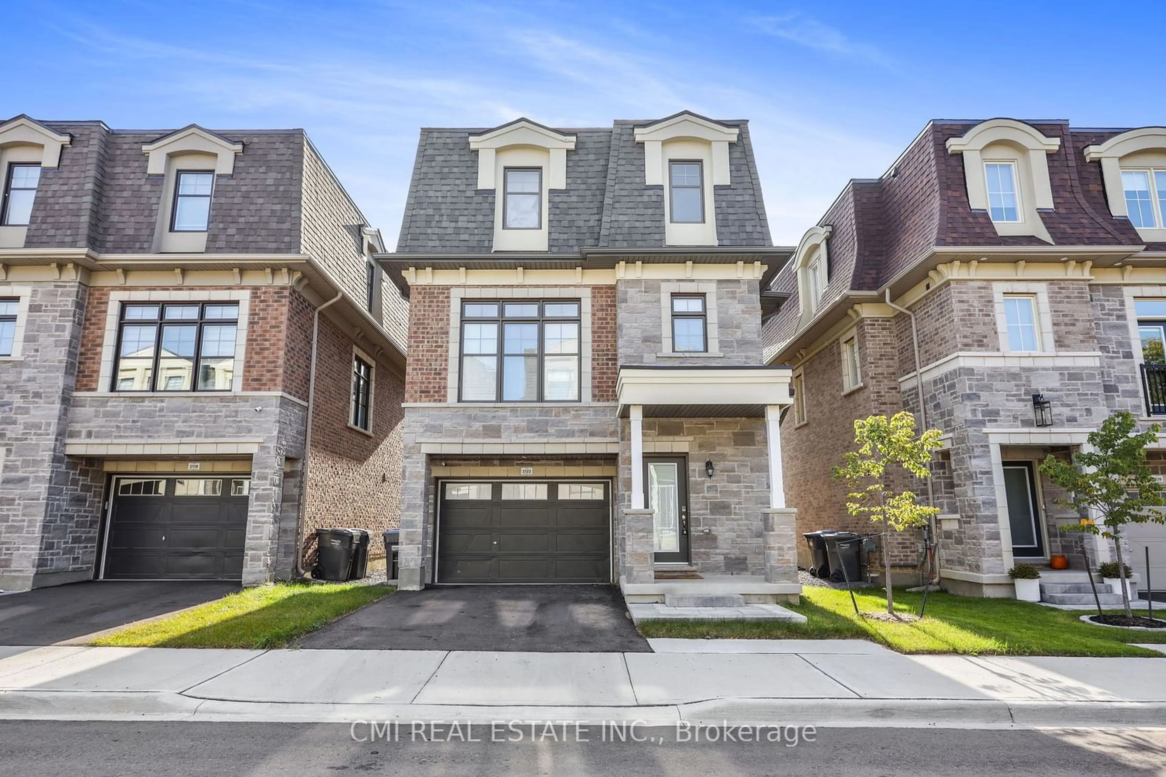 Home with brick exterior material for 2122 Royal Gala Circ, Mississauga Ontario L4Y 0H2