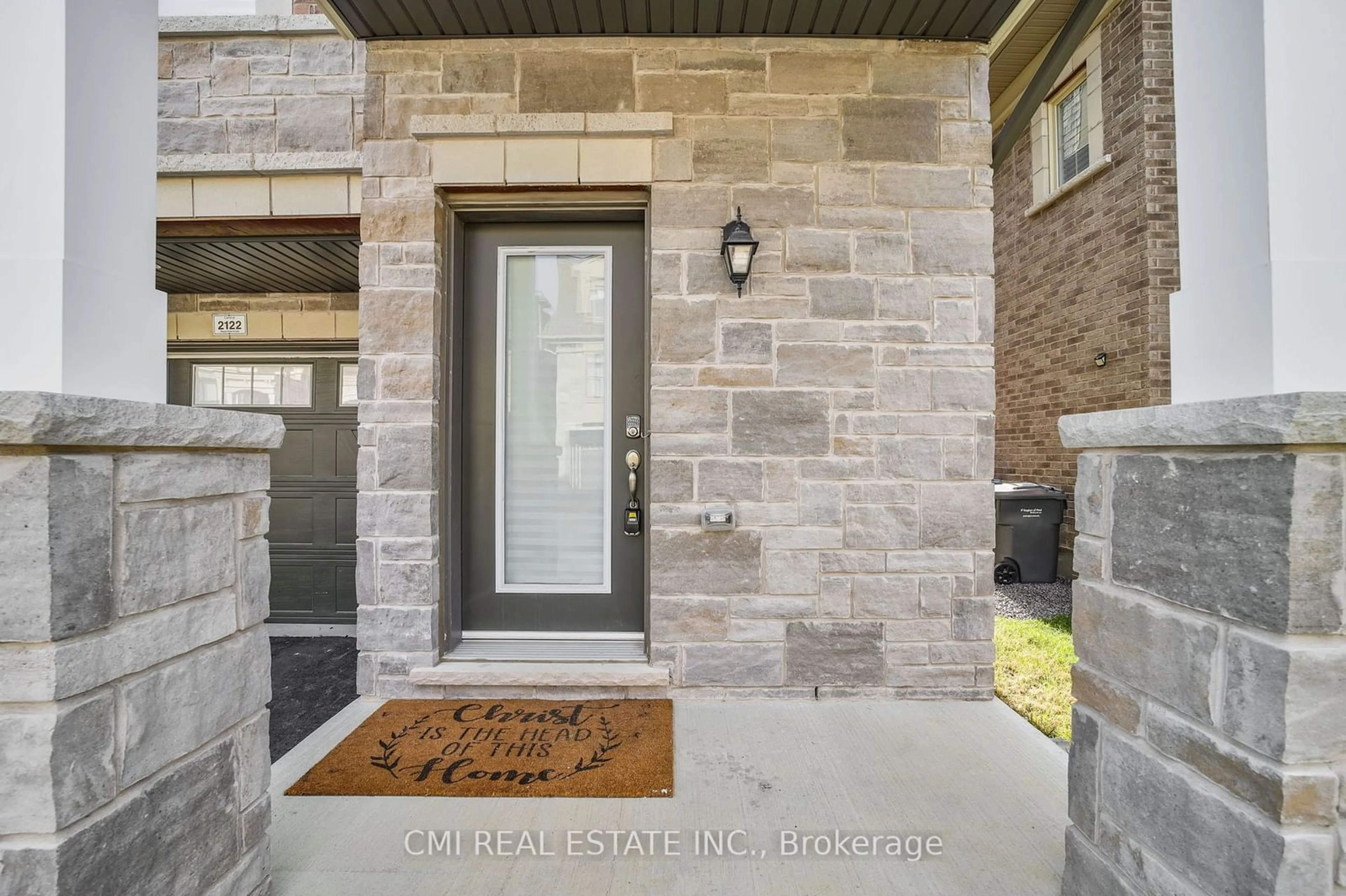 Indoor entryway, ceramic floors for 2122 Royal Gala Circ, Mississauga Ontario L4Y 0H2