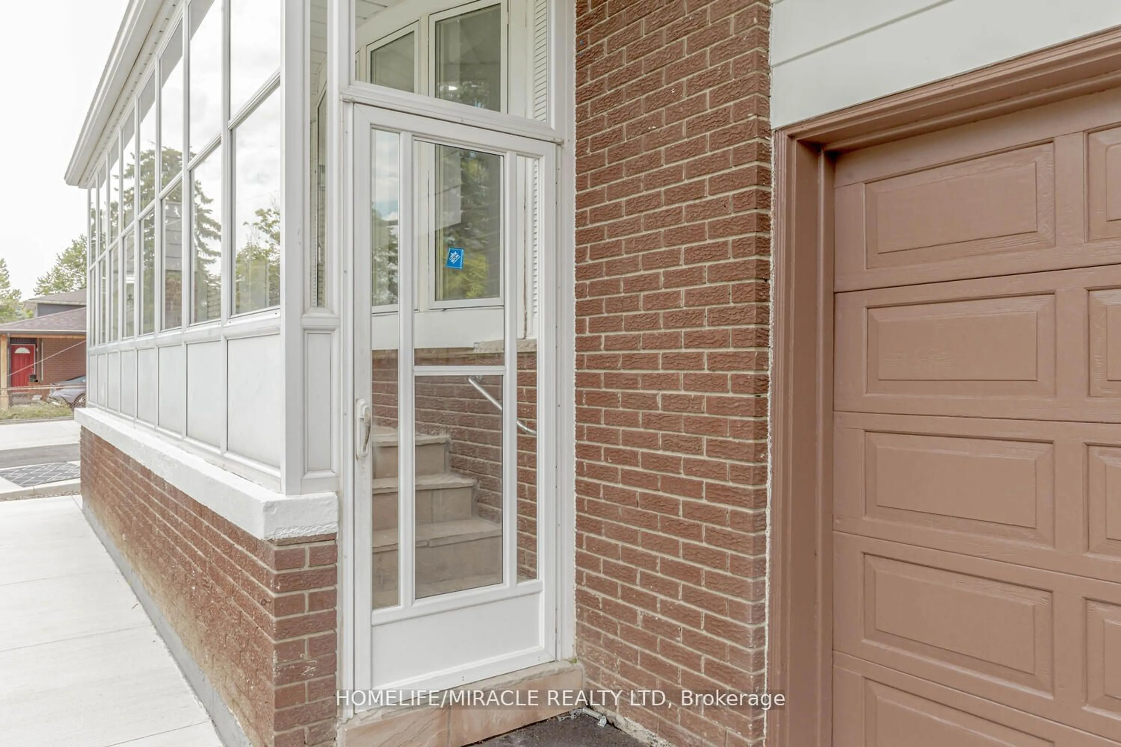 Home with brick exterior material for 62 Elgin Dr, Brampton Ontario L6Y 1A8