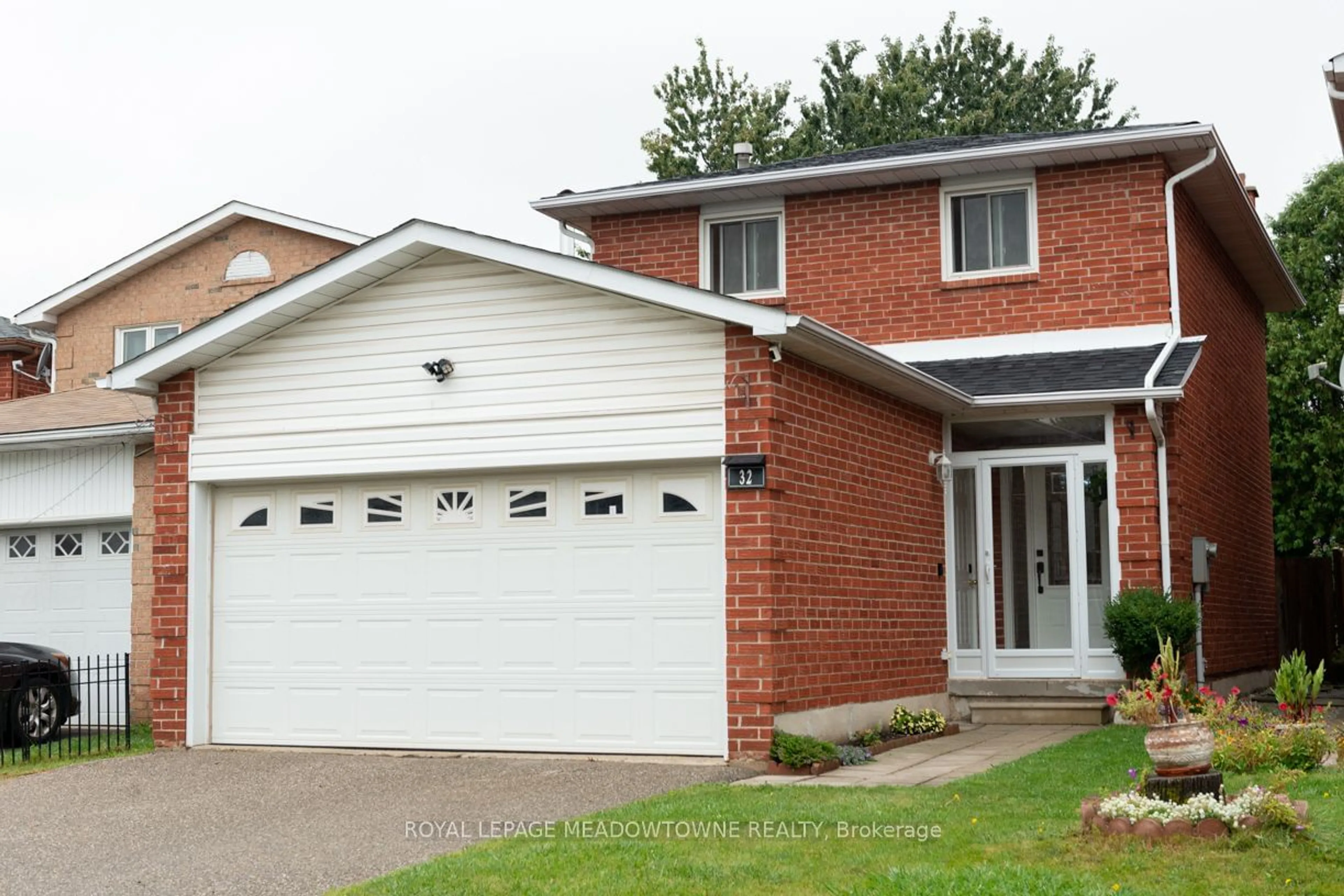 Home with brick exterior material for 32 Clarridge Crt, Brampton Ontario L6X 3N5