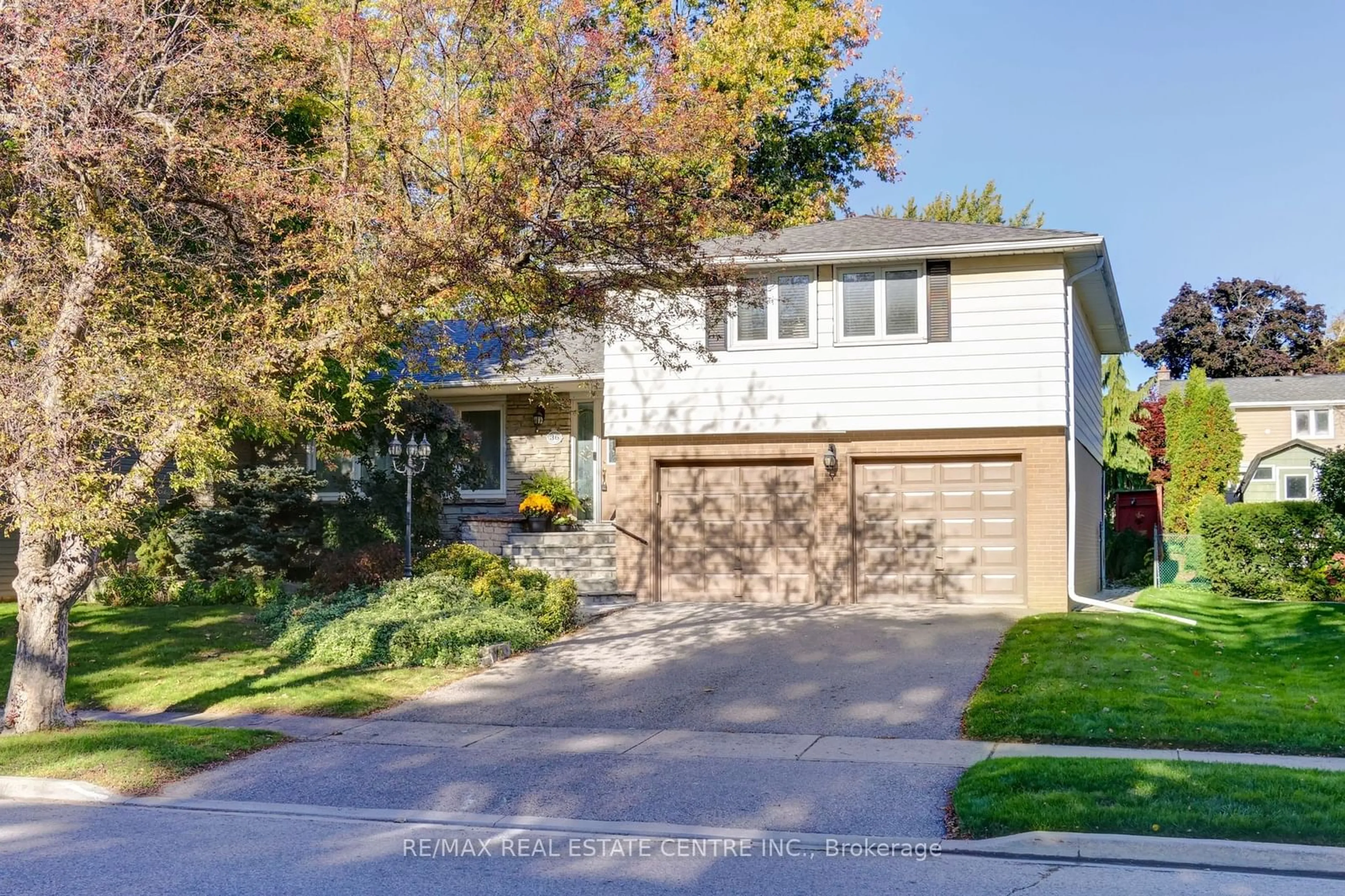 Frontside or backside of a home, the street view for 36 Ridgehill Dr, Brampton Ontario L6Y 2C5