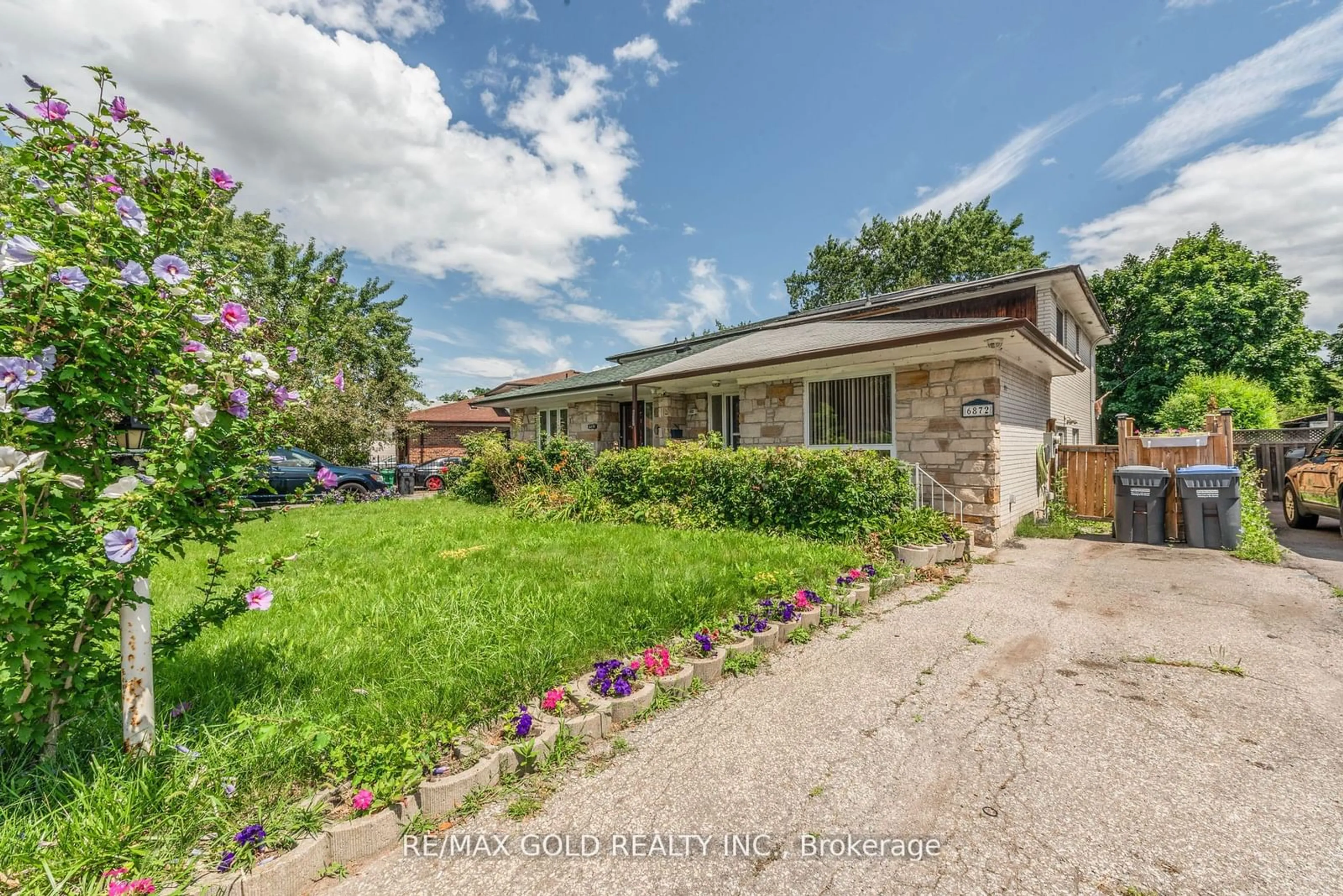 A pic from exterior of the house or condo, the fenced backyard for 6872 Darcel Ave, Mississauga Ontario L4T 2W5