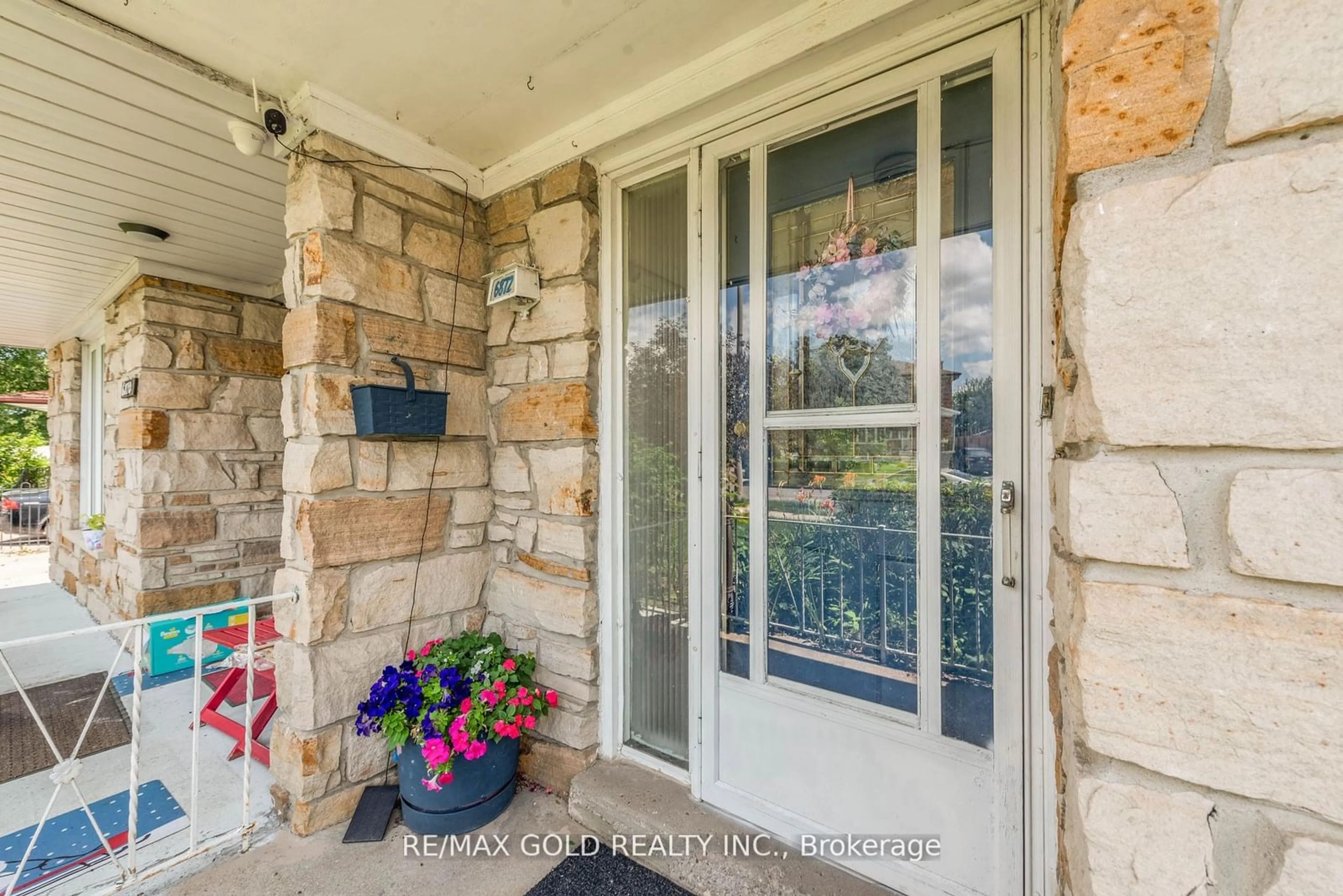 Indoor entryway, wood floors for 6872 Darcel Ave, Mississauga Ontario L4T 2W5