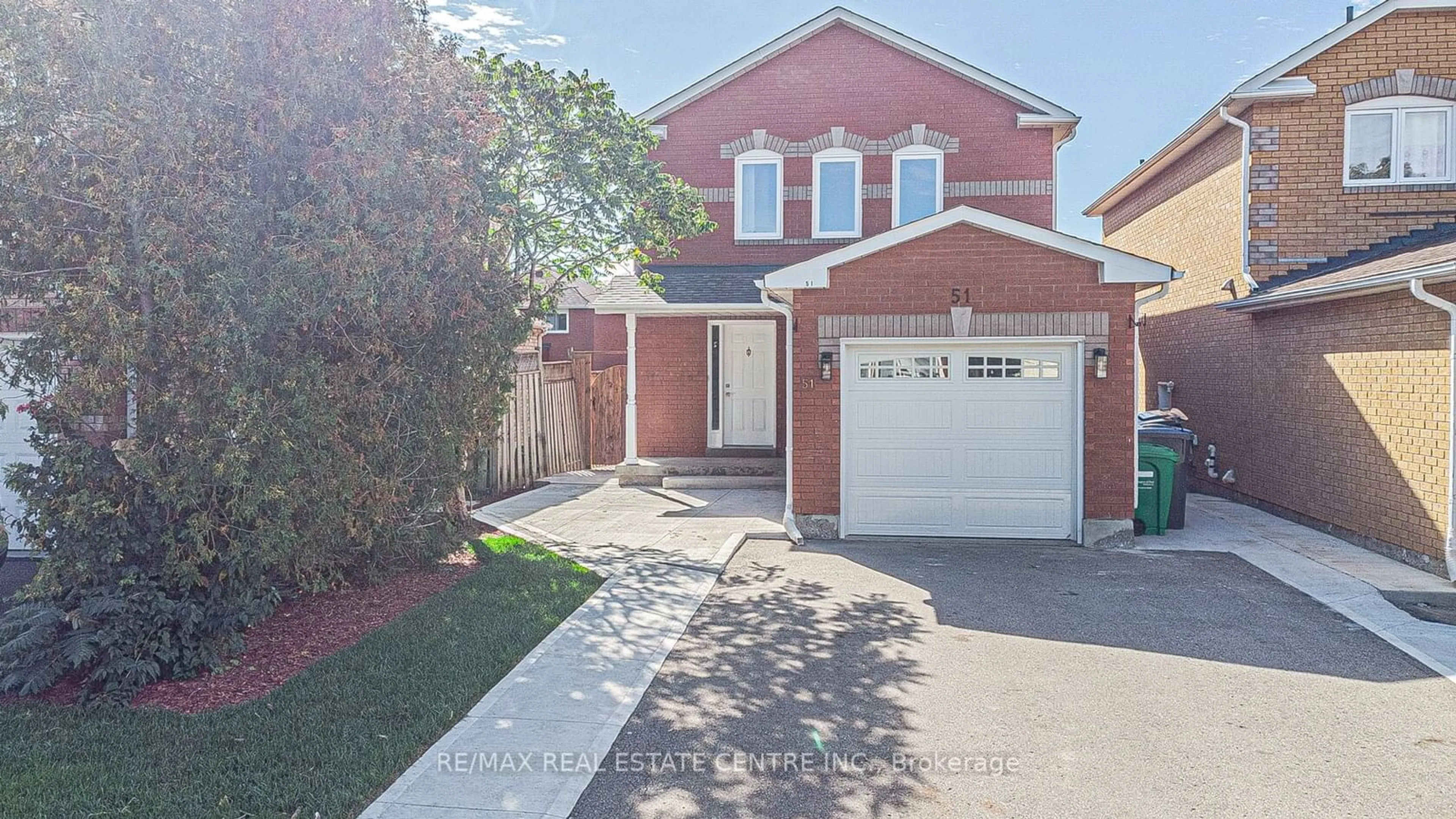 Frontside or backside of a home, the street view for 51 Ravenscliffe Crt, Brampton Ontario L6X 4N8