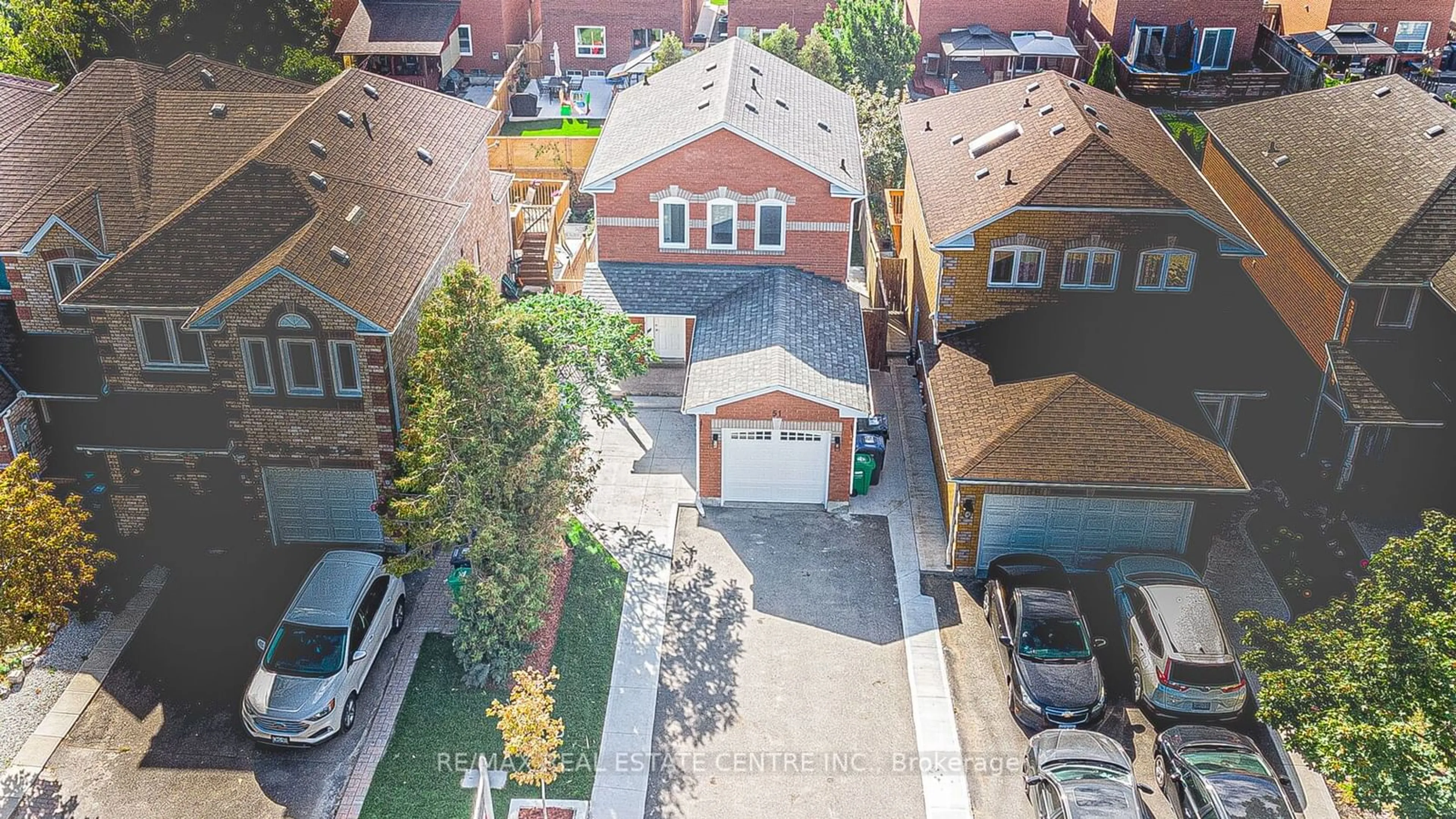 Frontside or backside of a home, the street view for 51 Ravenscliffe Crt, Brampton Ontario L6X 4N8