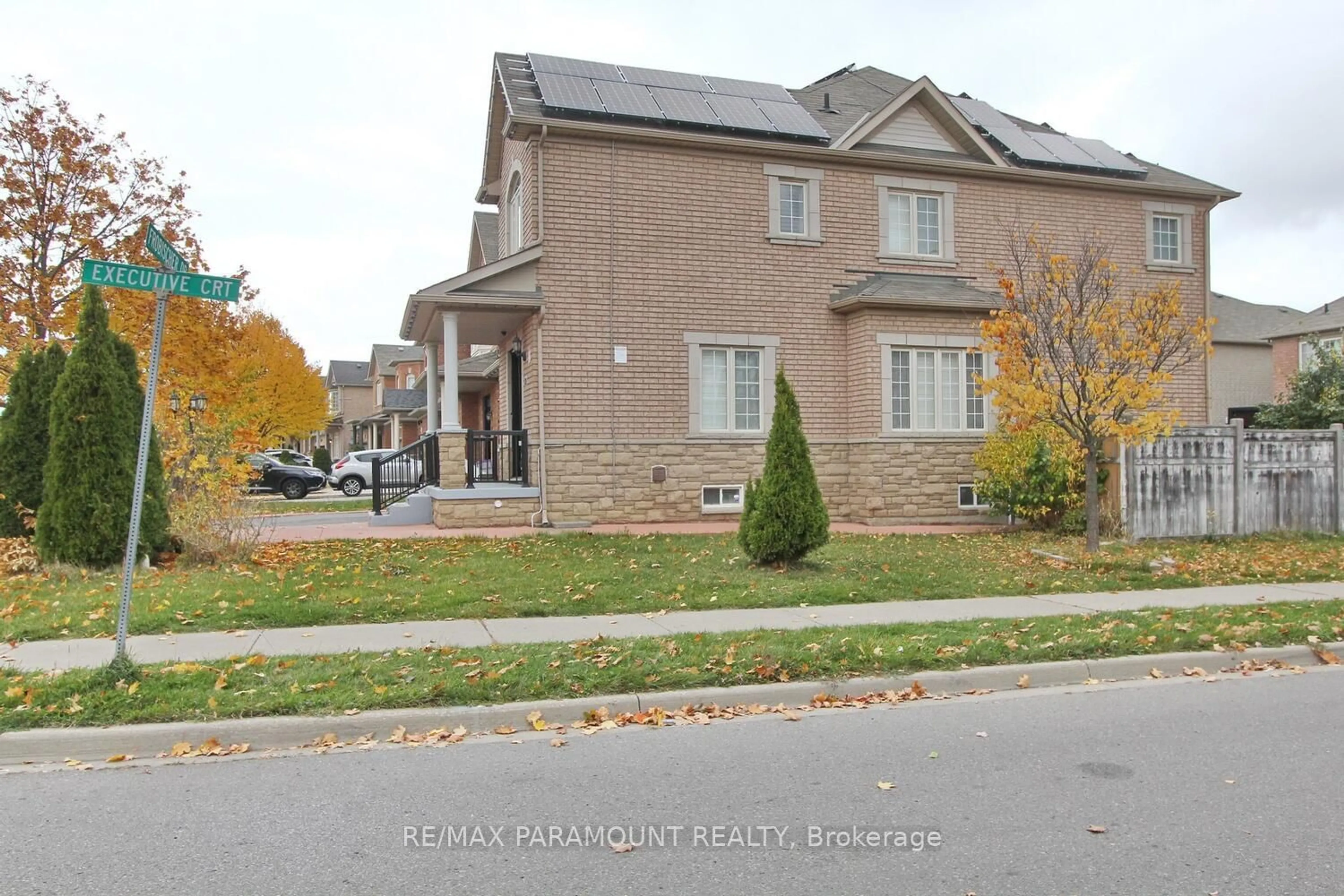 A pic from exterior of the house or condo, the street view for 21 Frobischer Dr, Brampton Ontario L6R 0L4