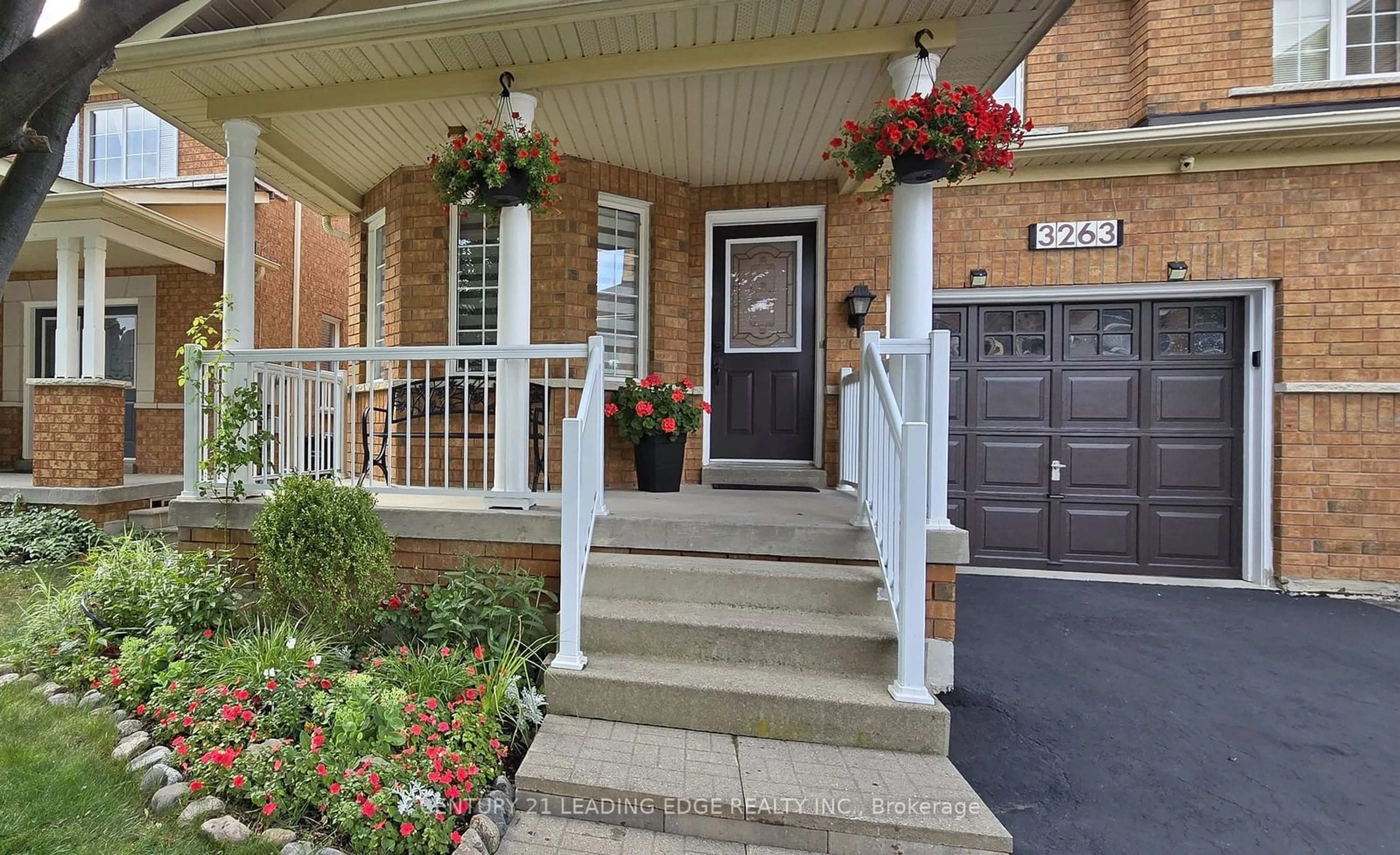 Indoor entryway, wood floors for 3263 Camberwell Dr, Mississauga Ontario L5M 6T2