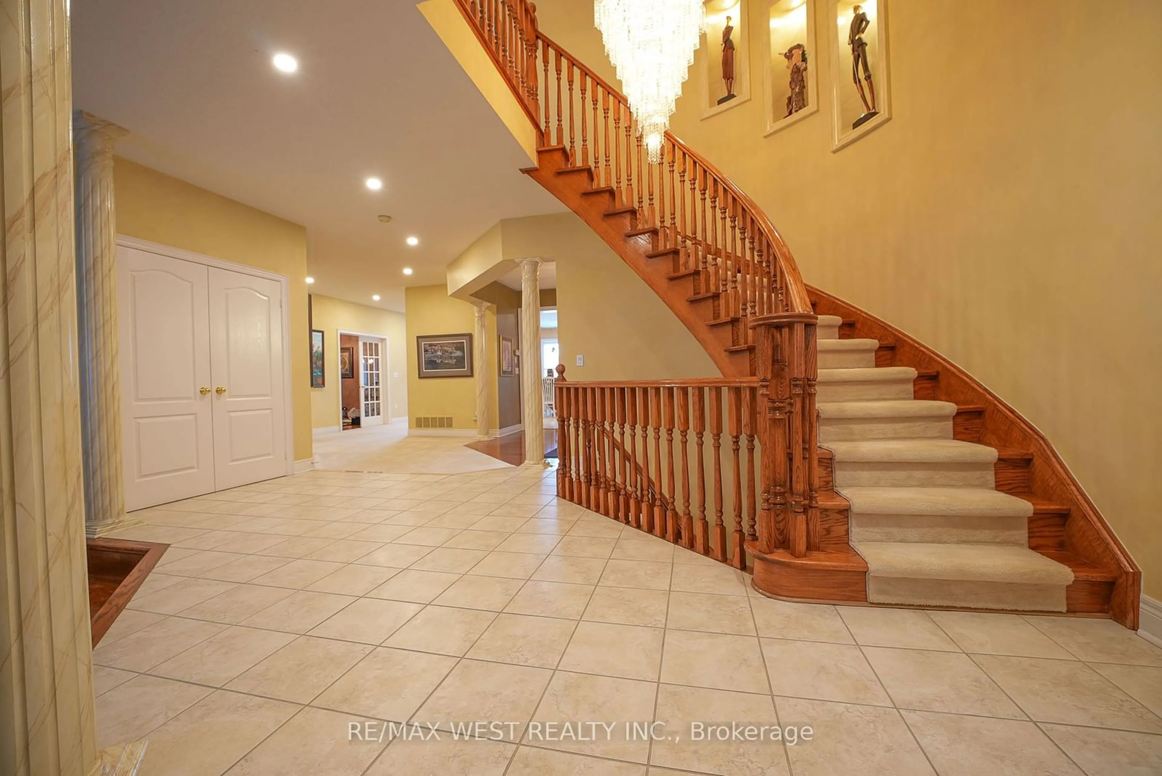 Indoor foyer, wood floors for 35 Donwoods Crt, Brampton Ontario L6P 1T6