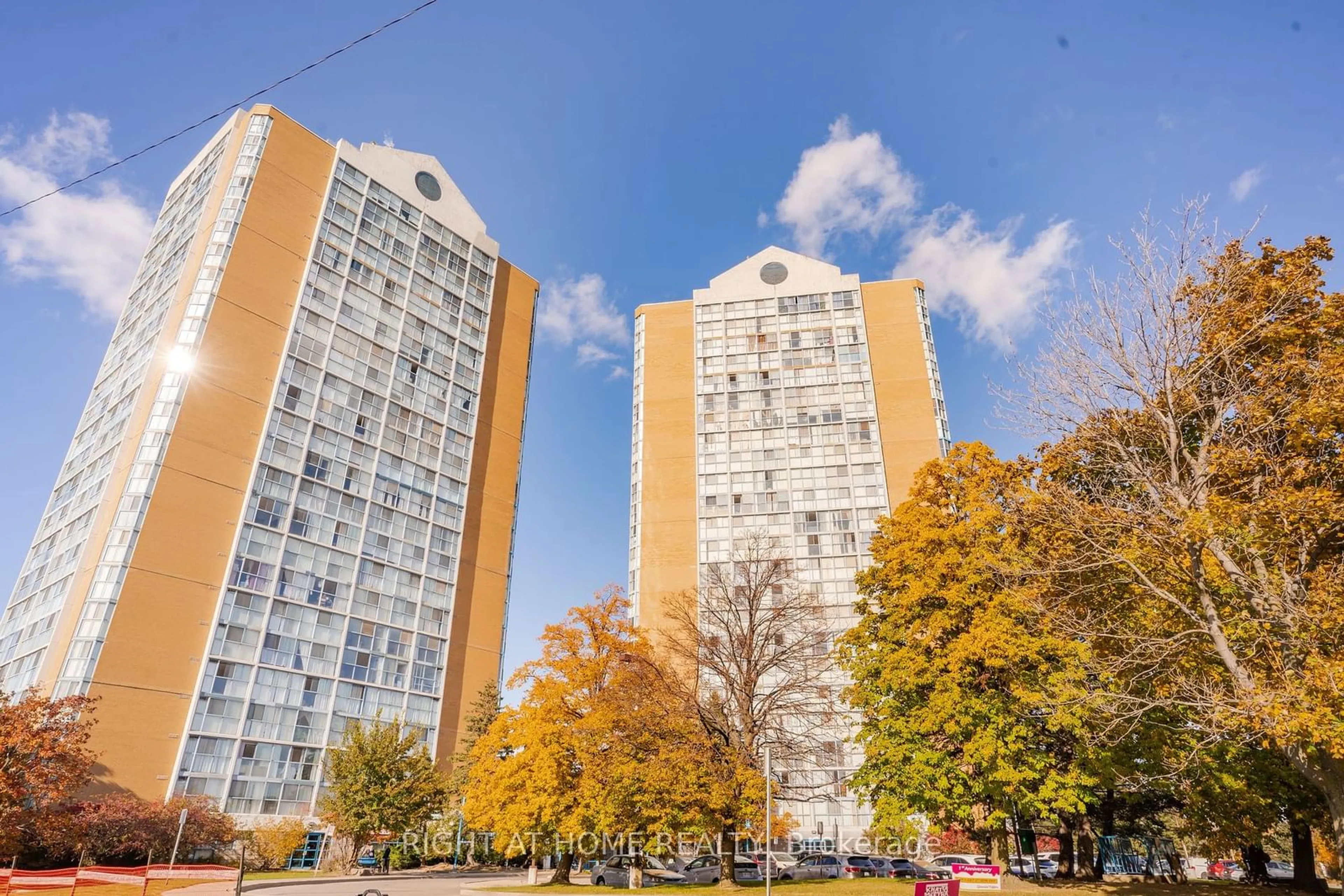 A pic from exterior of the house or condo, the view of city buildings for 35 Trailwood Dr #513, Mississauga Ontario L4Z 3K9