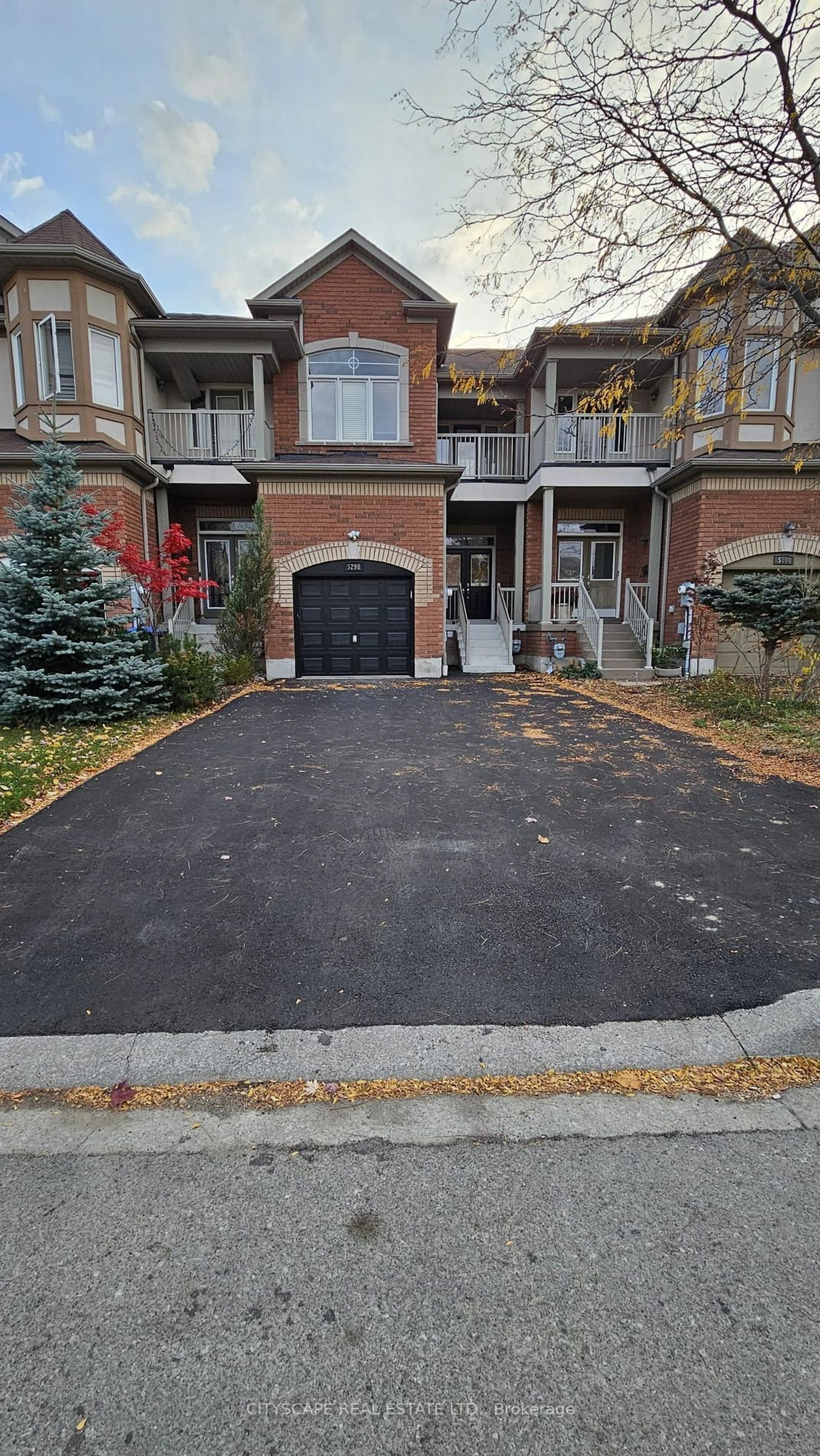 A pic from exterior of the house or condo, the street view for 5298 Roadside Way, Mississauga Ontario L5M 0H9