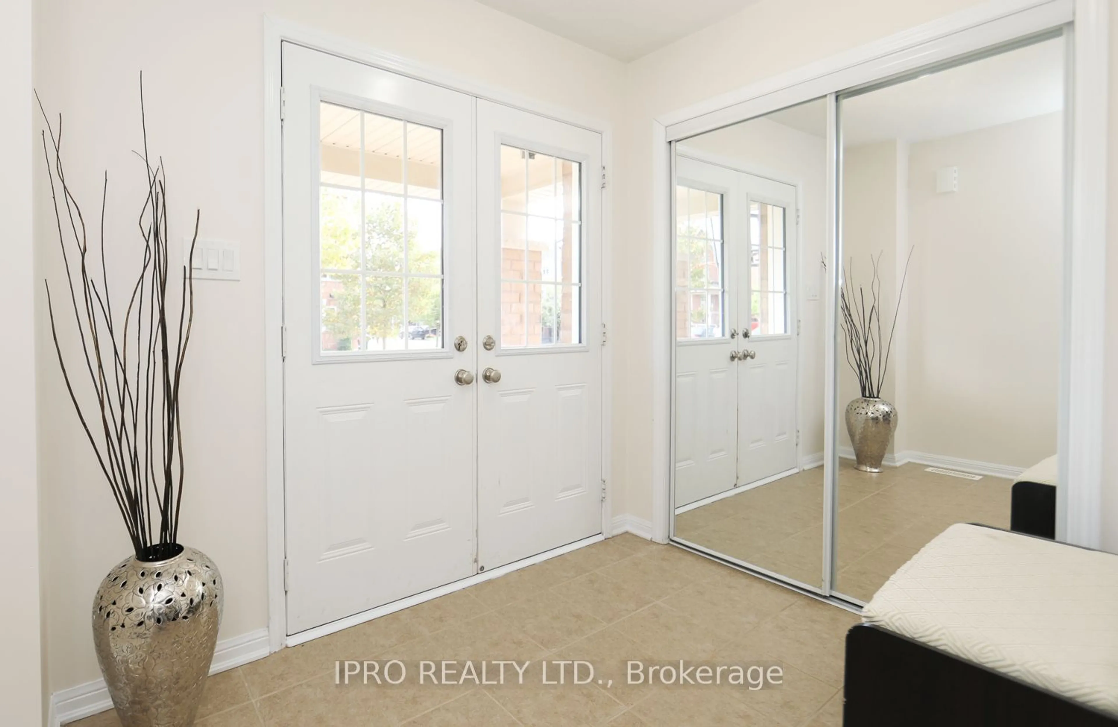 Indoor entryway, unknown floor for 74 Aylesbury Dr, Brampton Ontario L7A 0W2