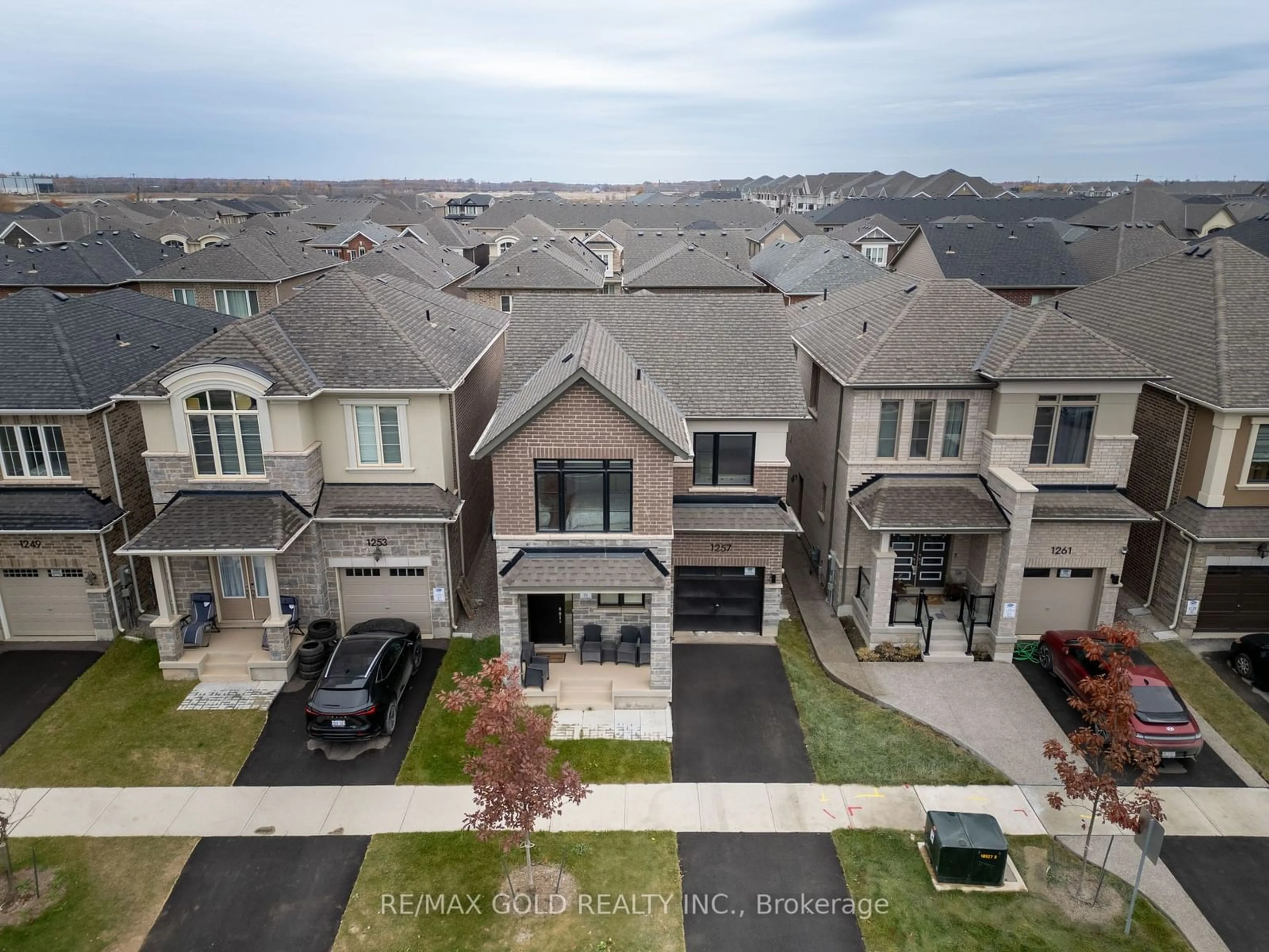 A pic from exterior of the house or condo, the street view for 1257 Trudeau Dr, Milton Ontario L9T 6H8