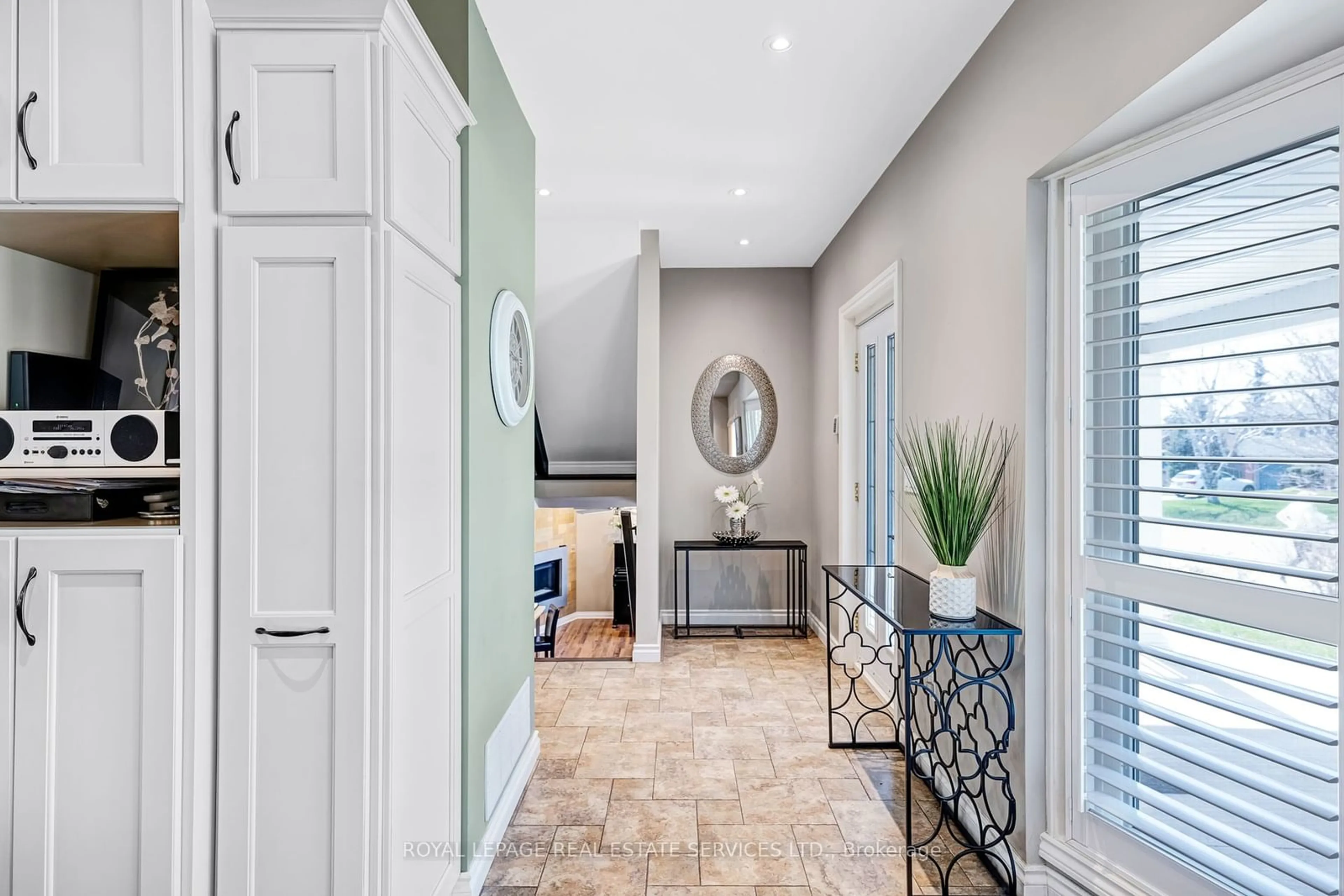 Indoor entryway, ceramic floors for 11 Rayne Ave, Oakville Ontario L6H 1C1