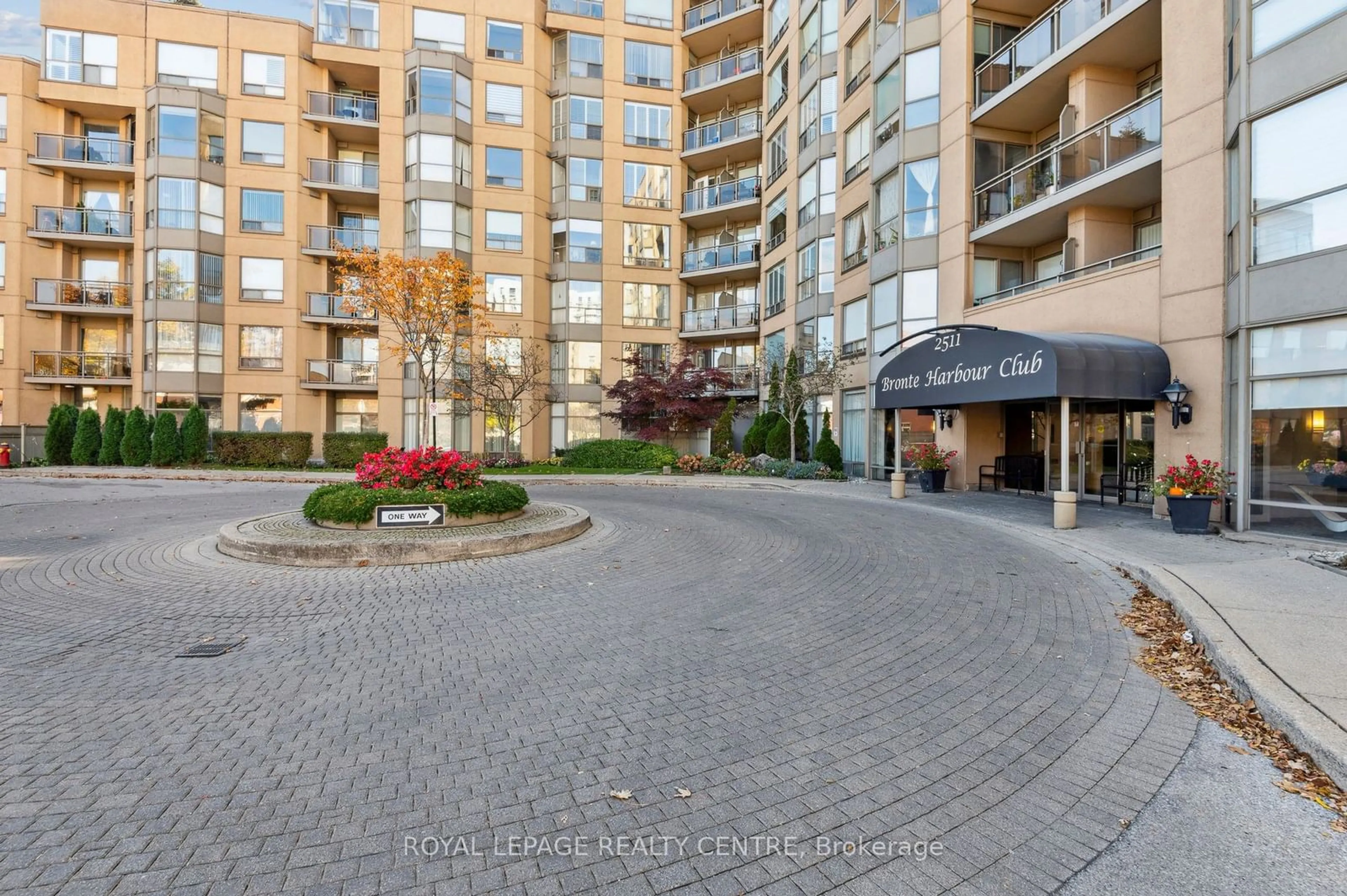 A pic from exterior of the house or condo, the front or back of building for 2511 Lakeshore Rd #606, Oakville Ontario L6L 6L9